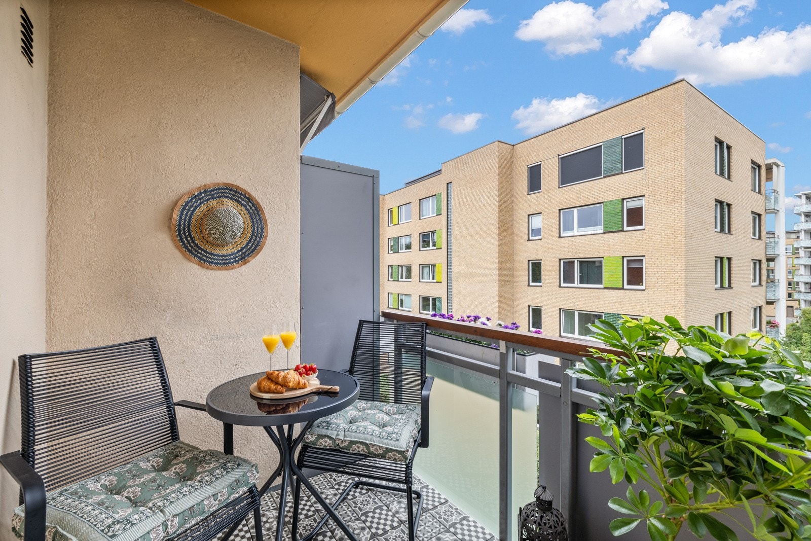 Fra stuen er det utgang til en nordvestvendt balkong på ca. 3,3 m². Galleribilde