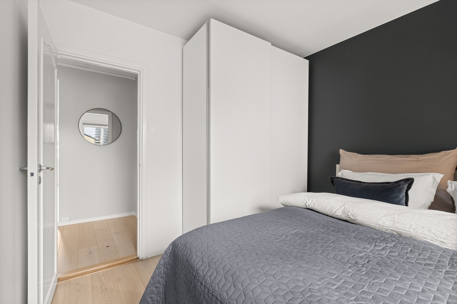 Praktisk garderobeskap med god plass for lagring og oppbevaring. Galleribilde