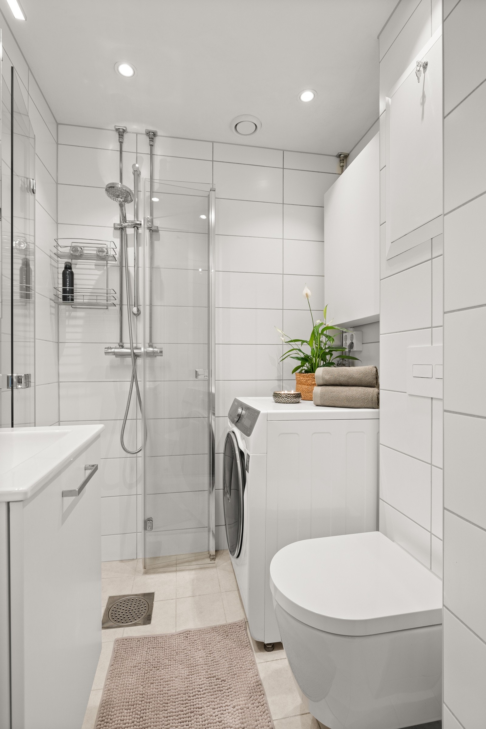 Pent baderom utstyrt med varmekabler, downlights og opplegg for vaskemaskin. Galleribilde