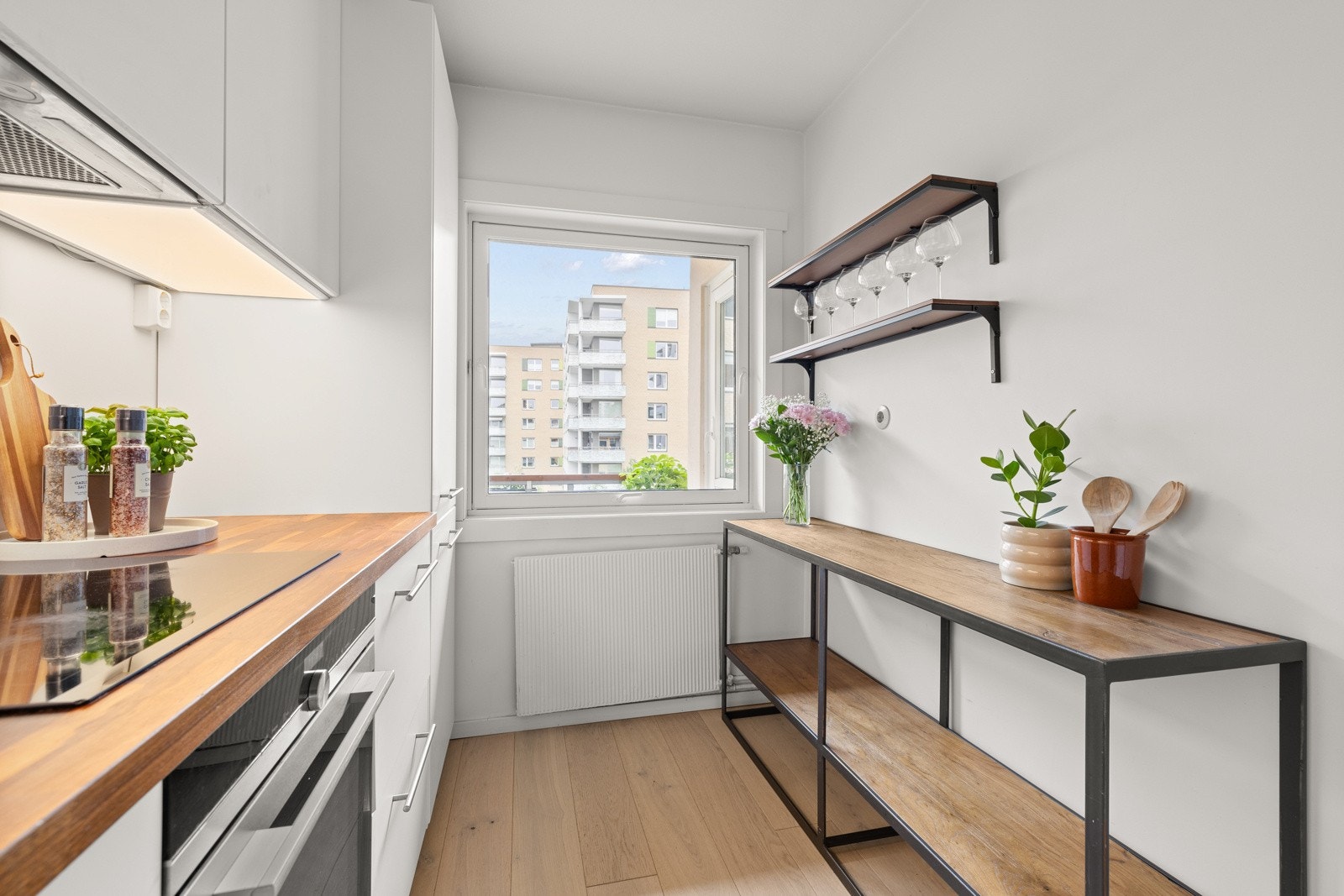 Stilrent kjøkken med god benke- og skapplass. Galleribilde