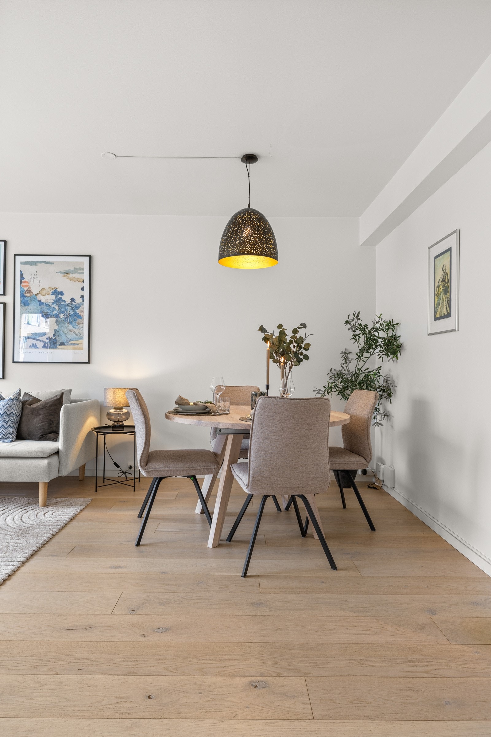 Leiligheten er oppvarmet med radiatorer og strømutgiftene er lave. Galleribilde