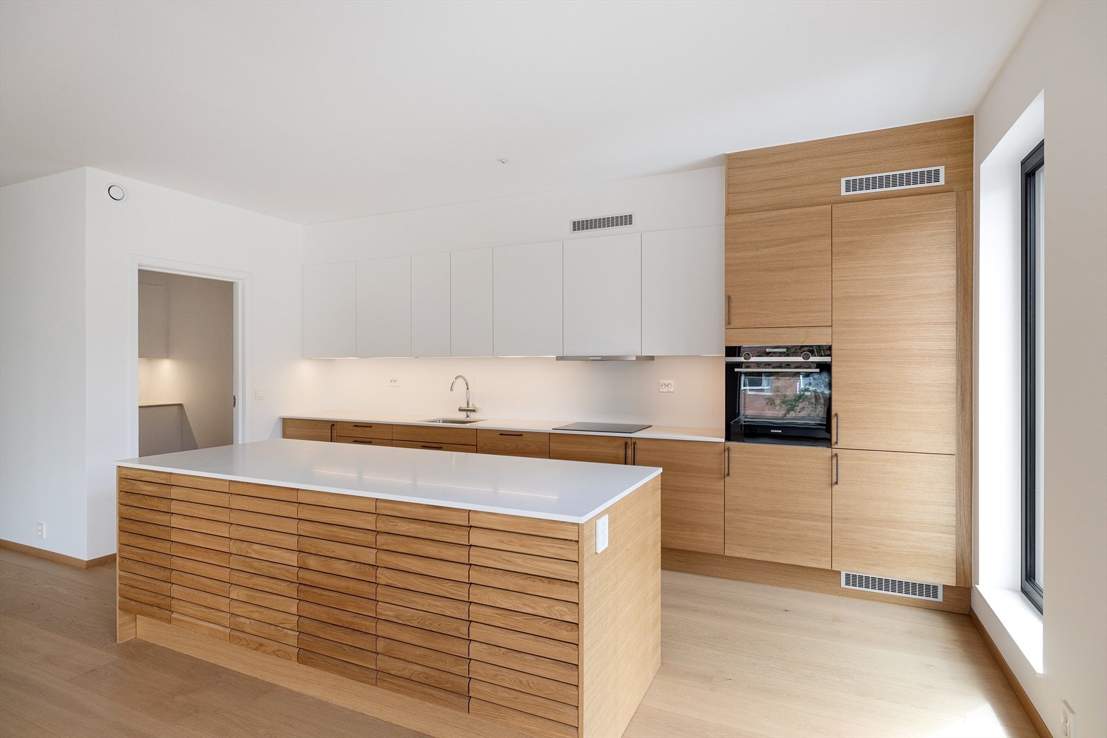 Innenfor kjøkkenet finner vi et grovkjøkken som er et supert supplement med god plass til vinskap, ekstra kjøleskap eller frys. Galleribilde