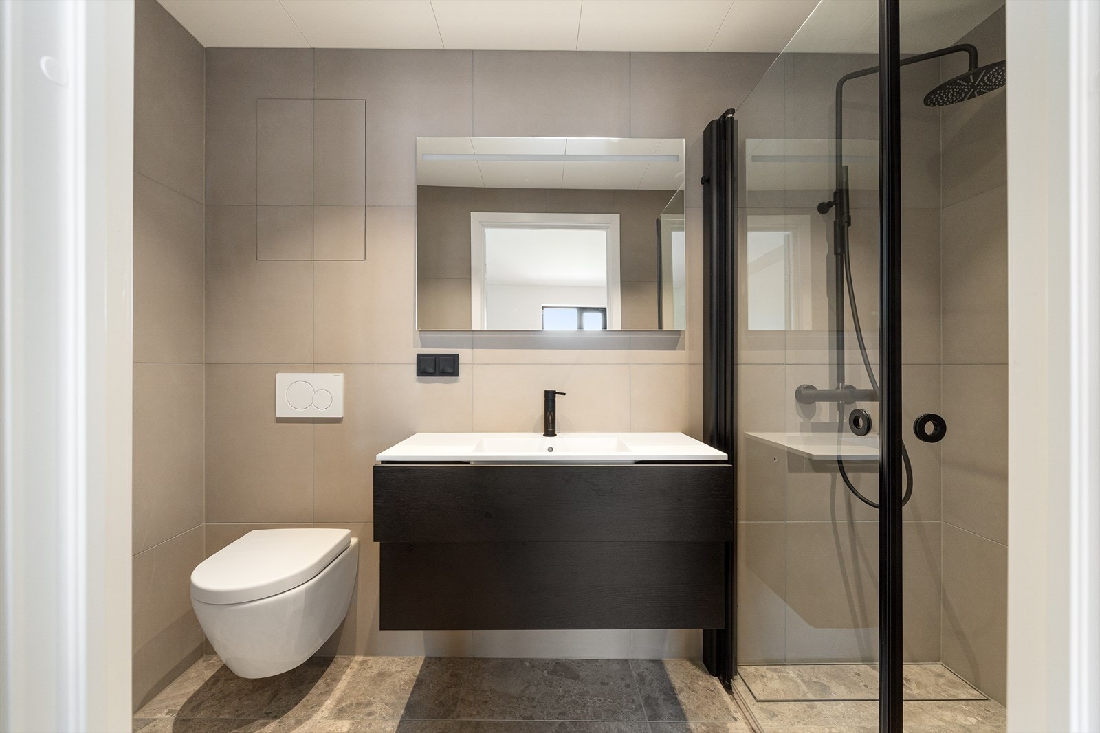 Delikat flislagt baderom til soverom nummer 1. Galleribilde