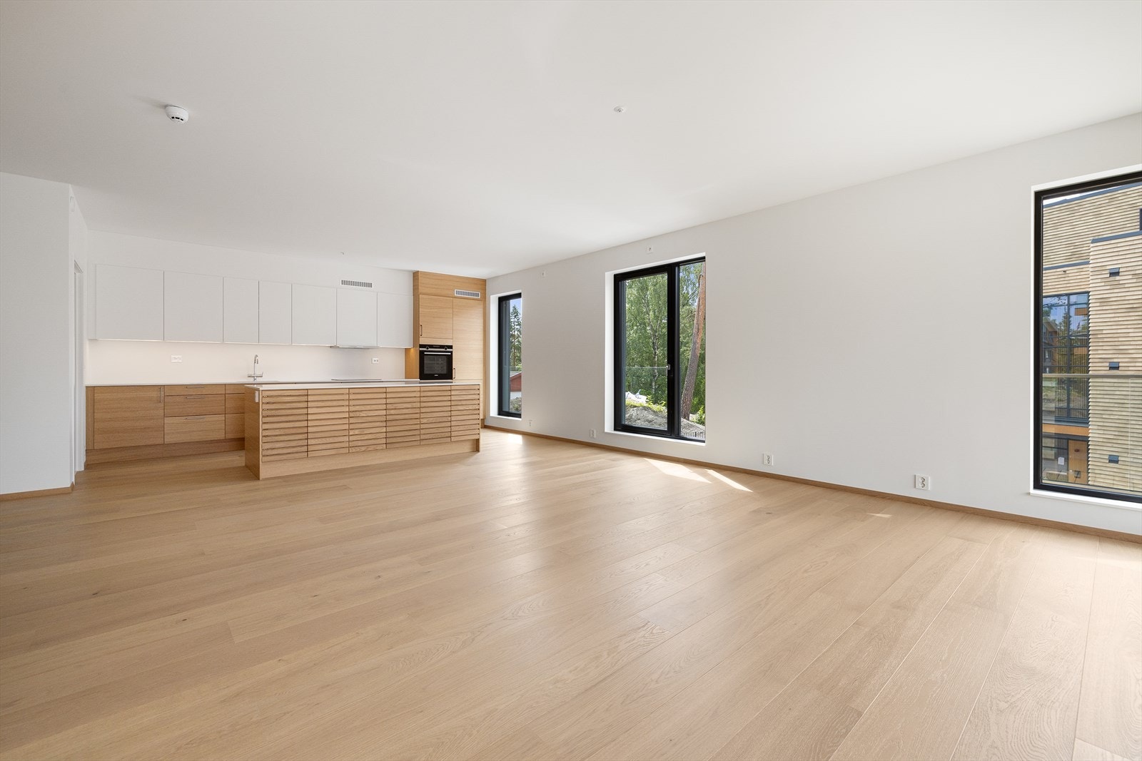 Boligen har gjennomgående høy standard med et delikat kjøkken fra HTH med integrerte hvitevarer og kompositt benkeplate. Galleribilde