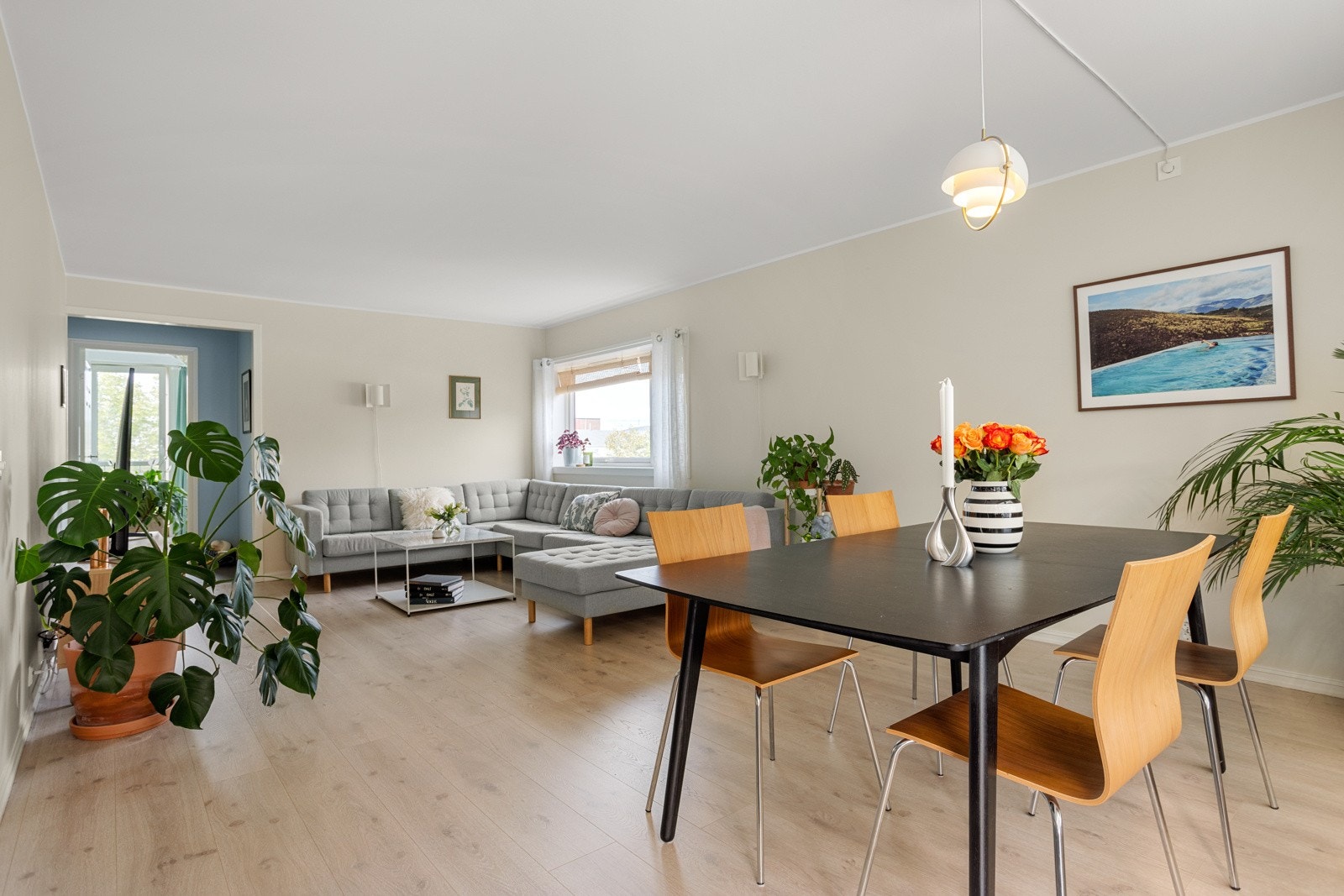 Det er god plass til både sofagruppe og spisebord Galleribilde