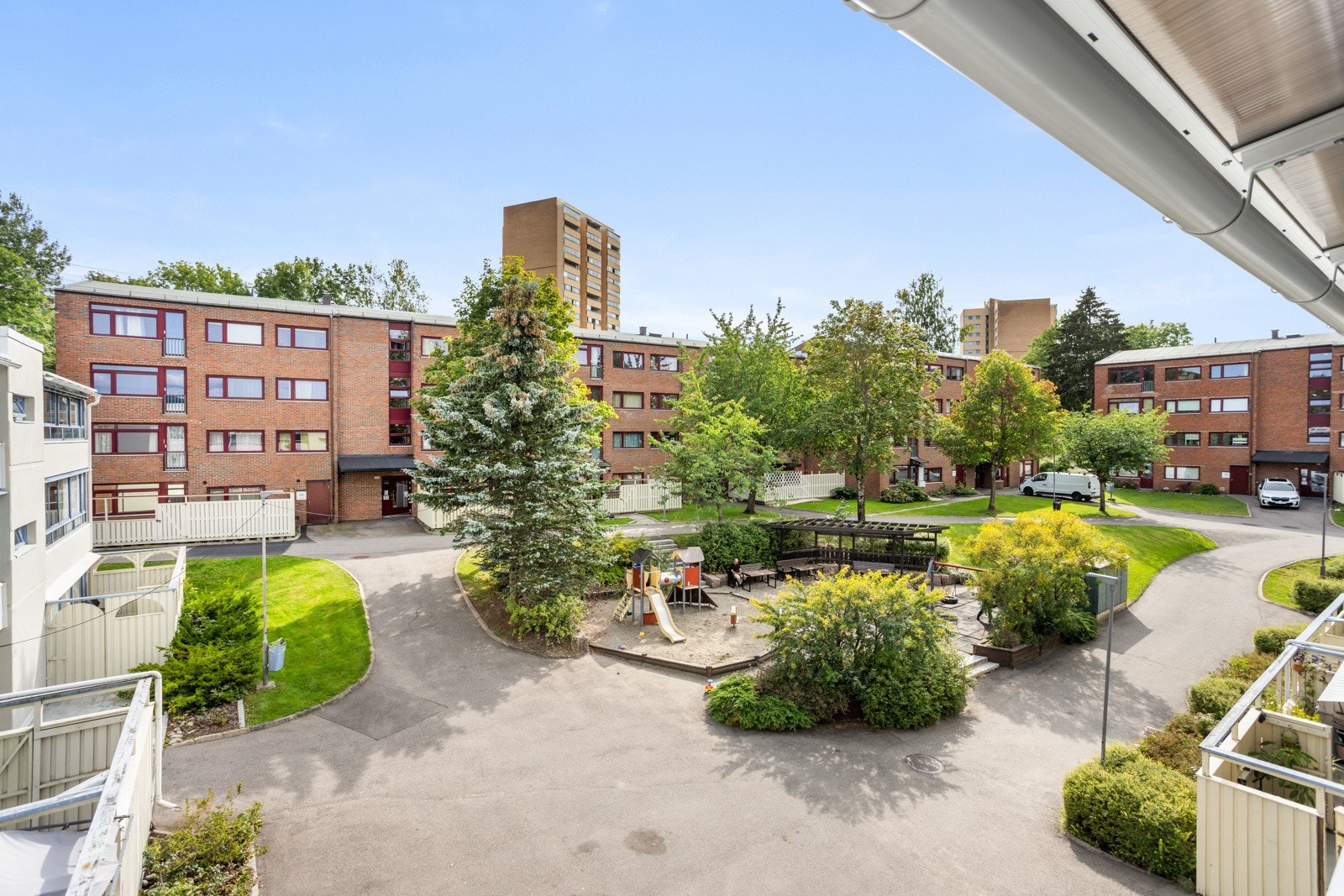 Fra balkongen har du fin utsikt utover et velstelt og trivelig fellesområde Galleribilde