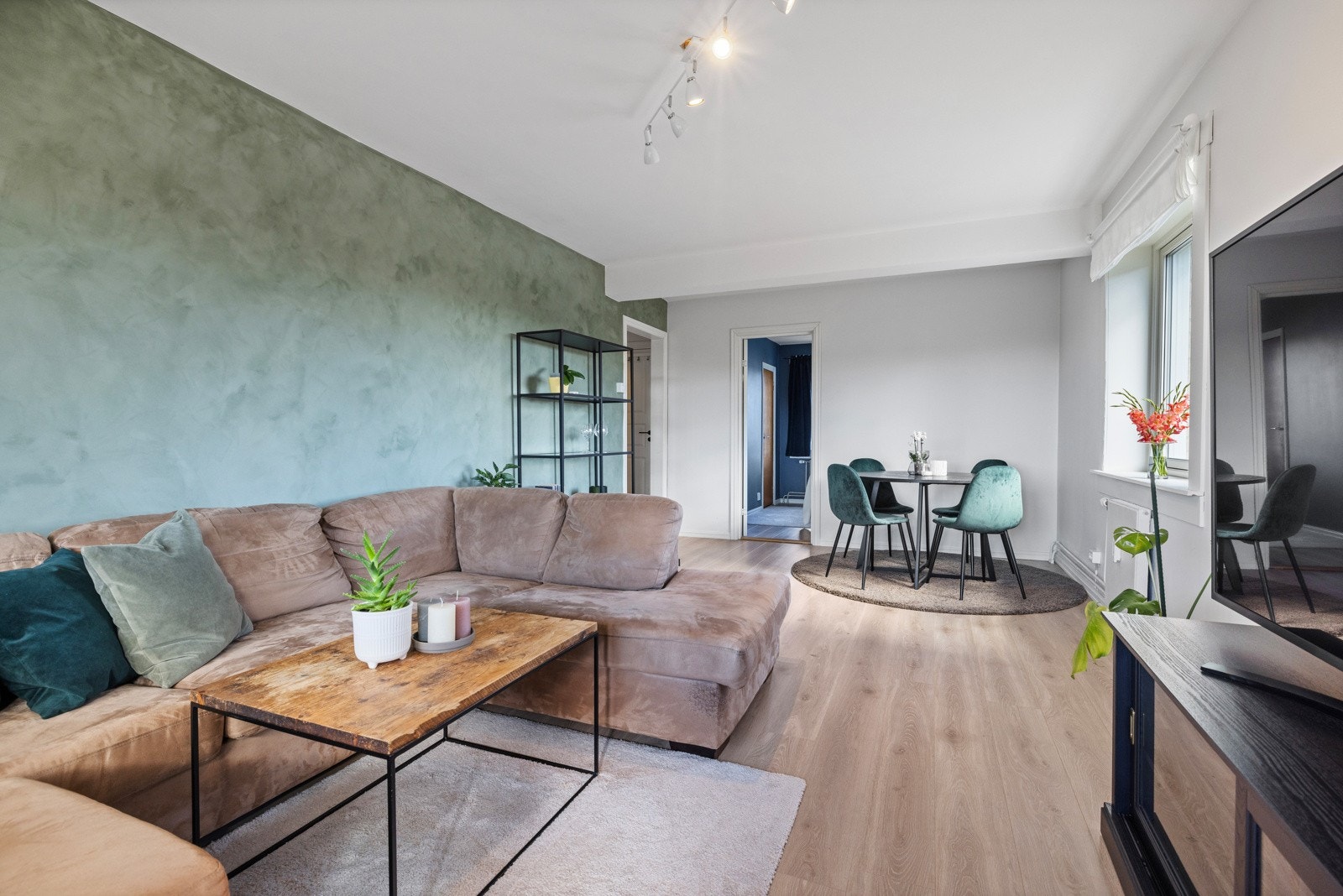 Stuen har romslig areal for sofagruppe, spisebord og annen innredning Galleribilde