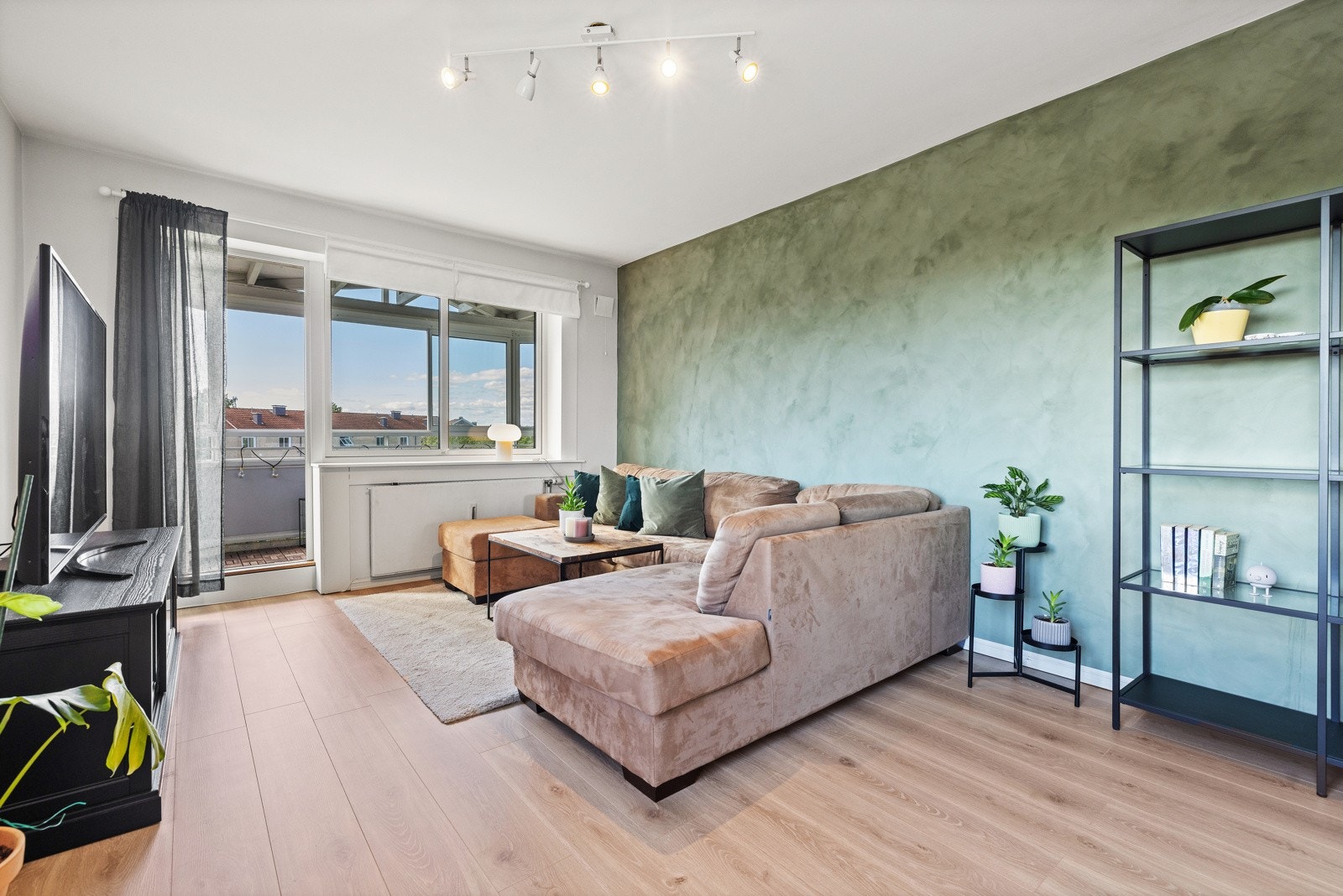 Rommet er pent innredet med lyse fargetoner, og ble i 2019 påkostet med nytt enstavs laminatgulv og helsparklede veggflater Galleribilde