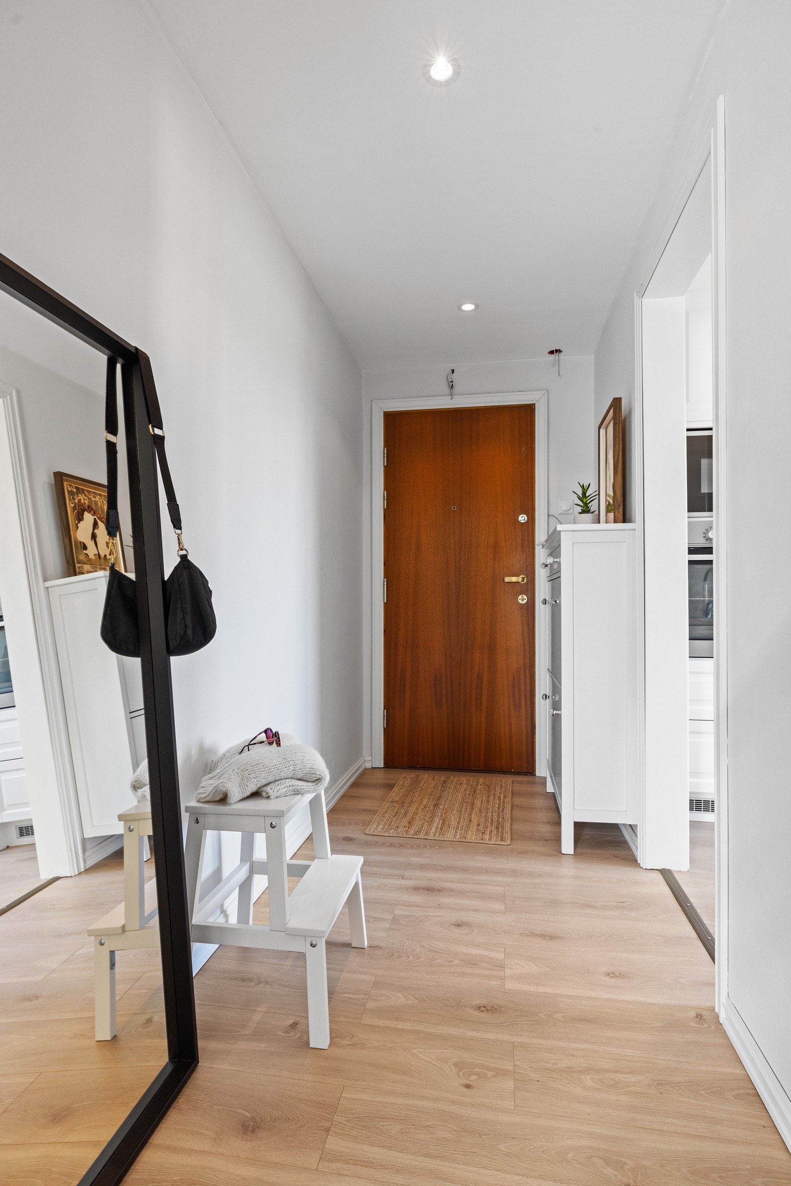 Entreen fremstår lys og innbydende med downlights i himling Galleribilde