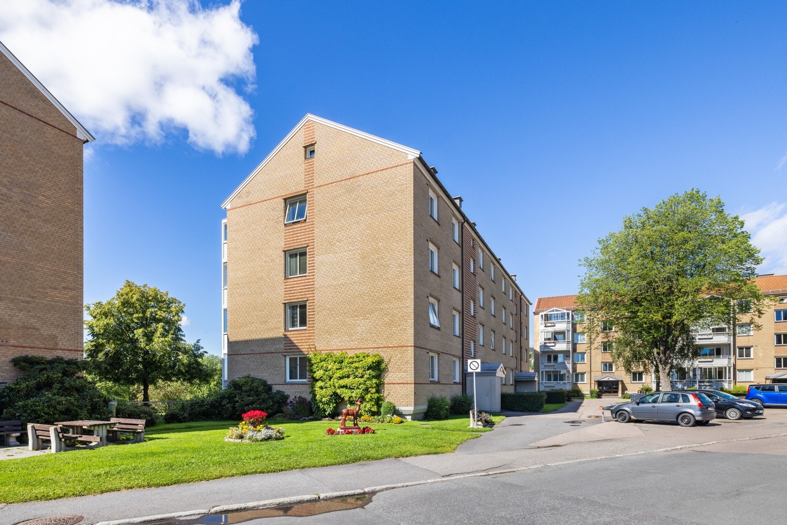 Eiendommen ligger i et sentralt og attraktivt boligområde på Kalbakken i Oslo Galleribilde