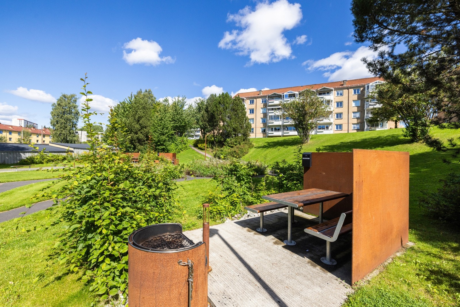 Det er satt ut flere benker og bord, samt grill til felles glede Galleribilde