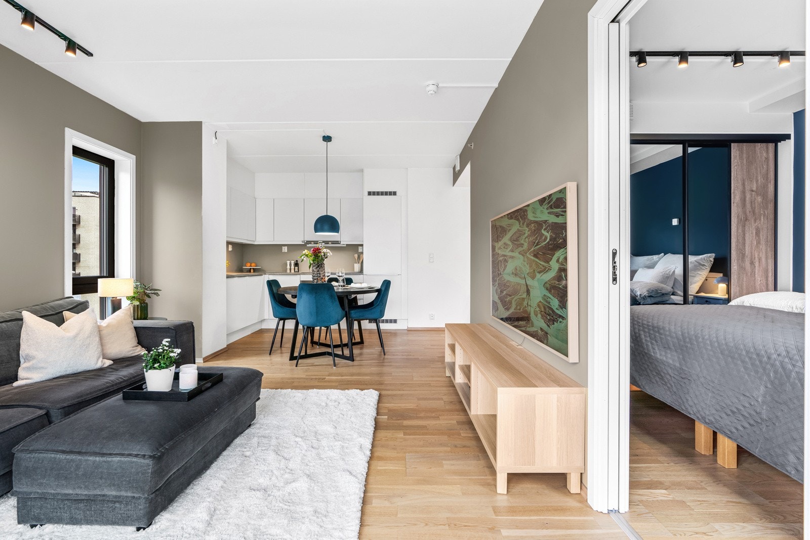 Kjøkkenet er lekkert og stilrent, plassert i L-form, i åpen løsning med stuen. Galleribilde