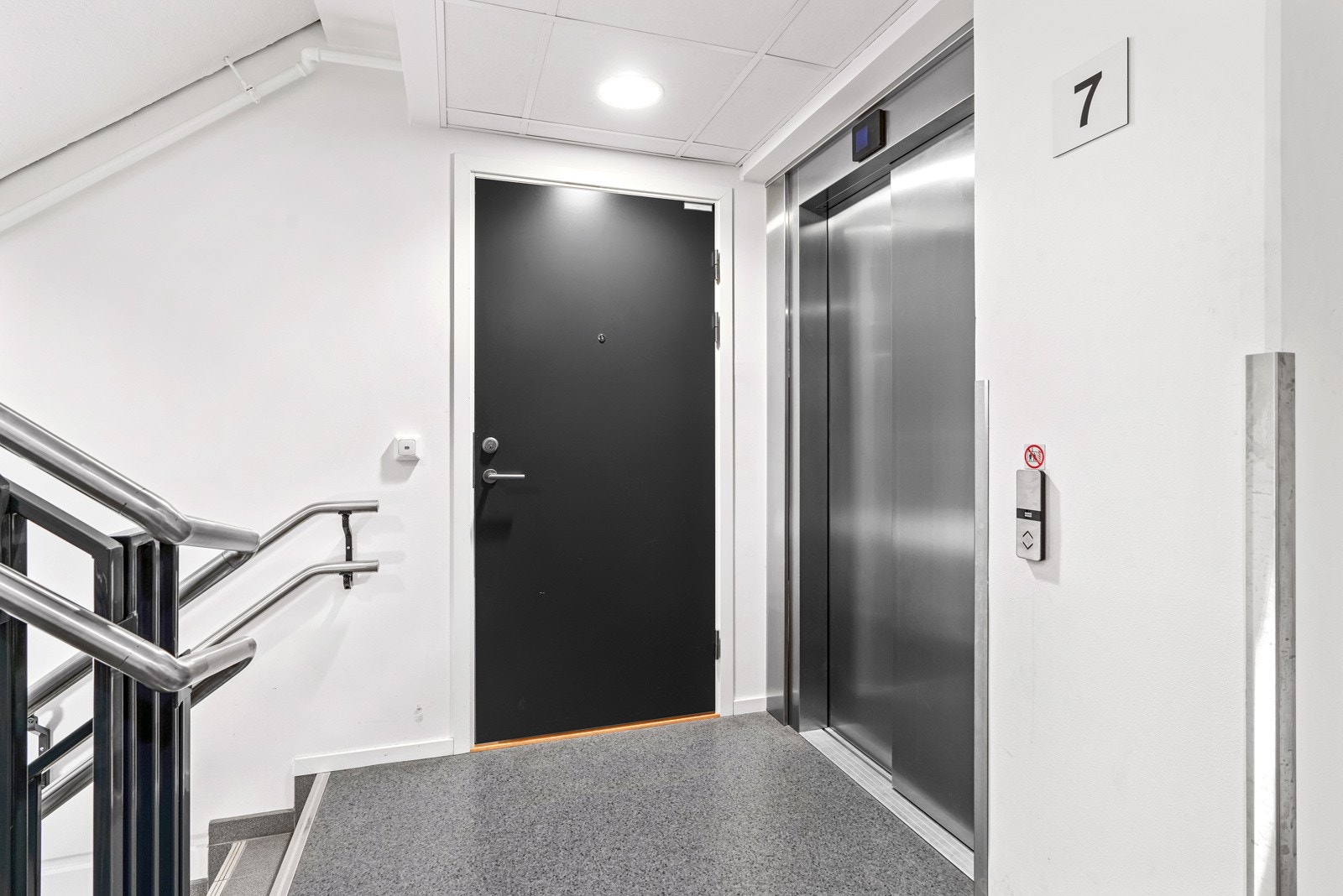 Her er det heisadkomst til etasjen, og det er ellers tidvis mulighet for leie eller kjøp av parkeringsplass i kjelleren. Galleribilde