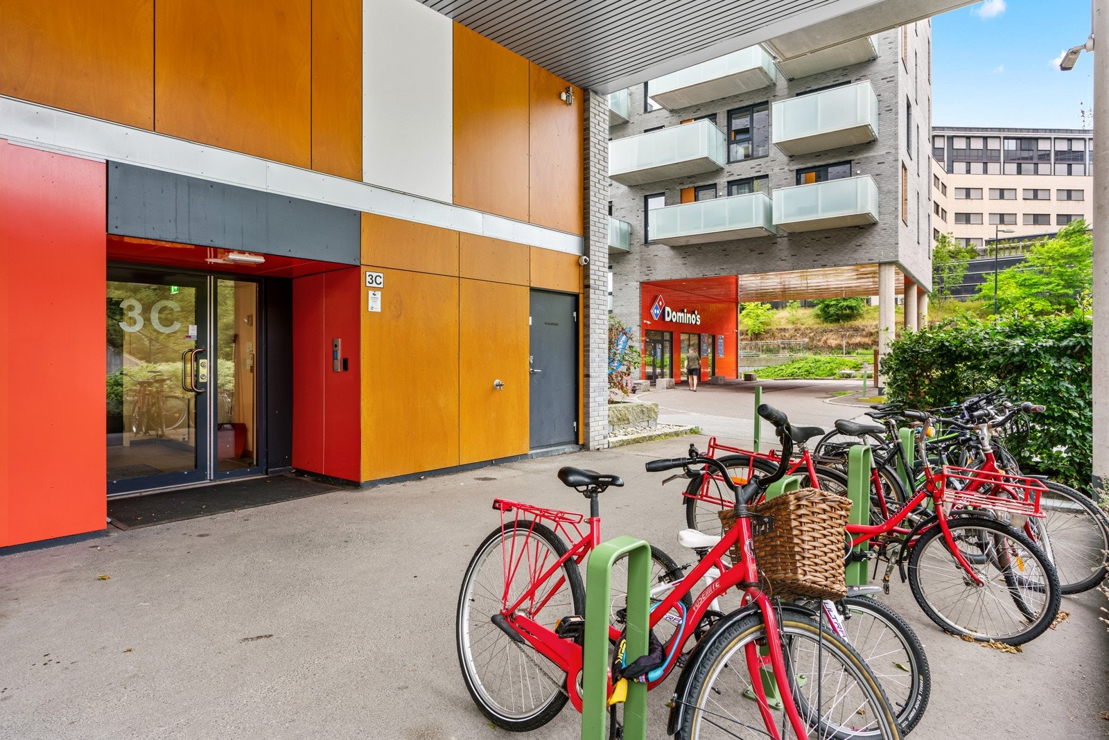 Beboere har tilgang på felles sykkelrom i 2.underetasje, ellers er det sykkelparkering utenfor. Dominos Pizza i nabobygget. Galleribilde