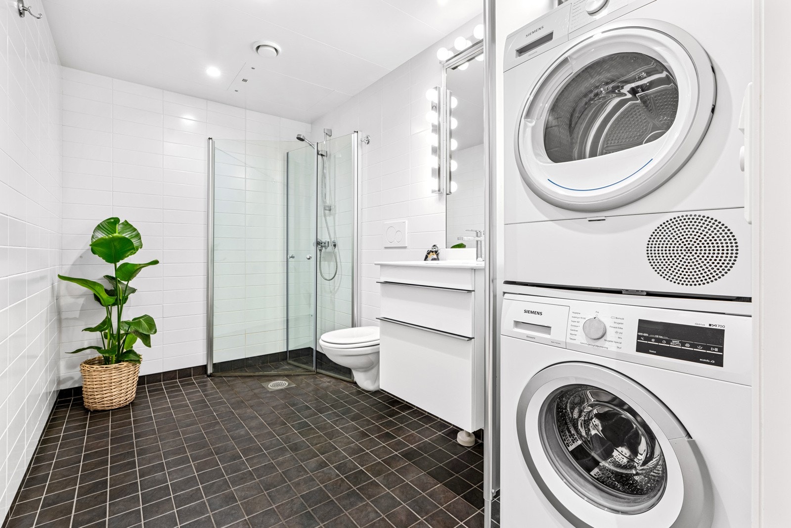 Badet er stort, delikat og moderne med vannbåren gulvvarme og downlights i taket. Galleribilde
