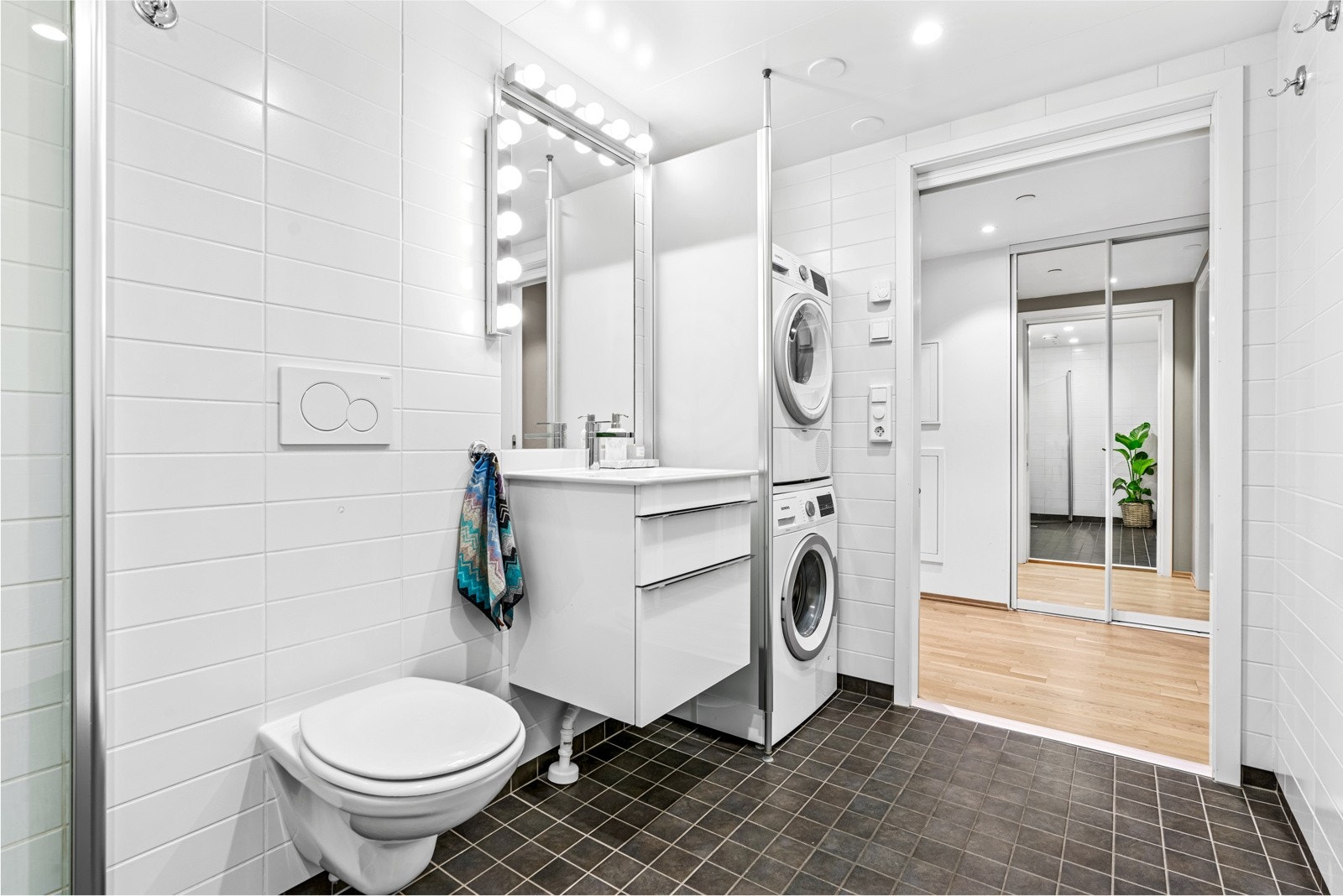 Badet har ellers god plass for vaskemaskin og tørketrommel i søyleløsning. Galleribilde