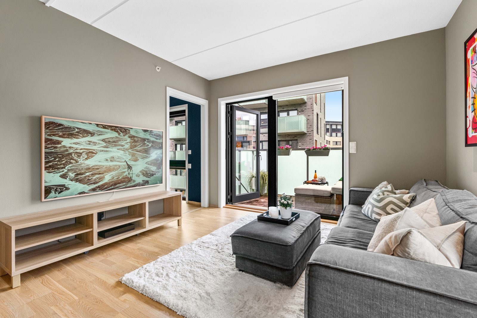 Det er god plass til tv-lounge i stuesonen. Galleribilde