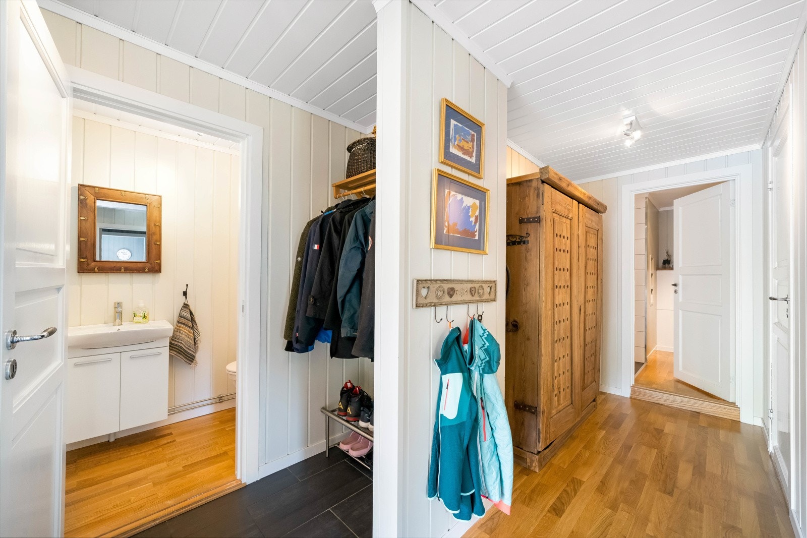 Gang med god plass til yttertøy og sko Galleribilde