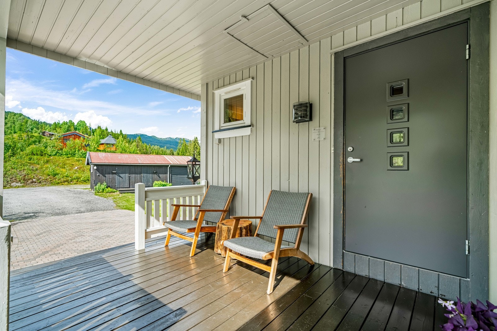 Overbygget terrasse ved inngangspartiet Galleribilde