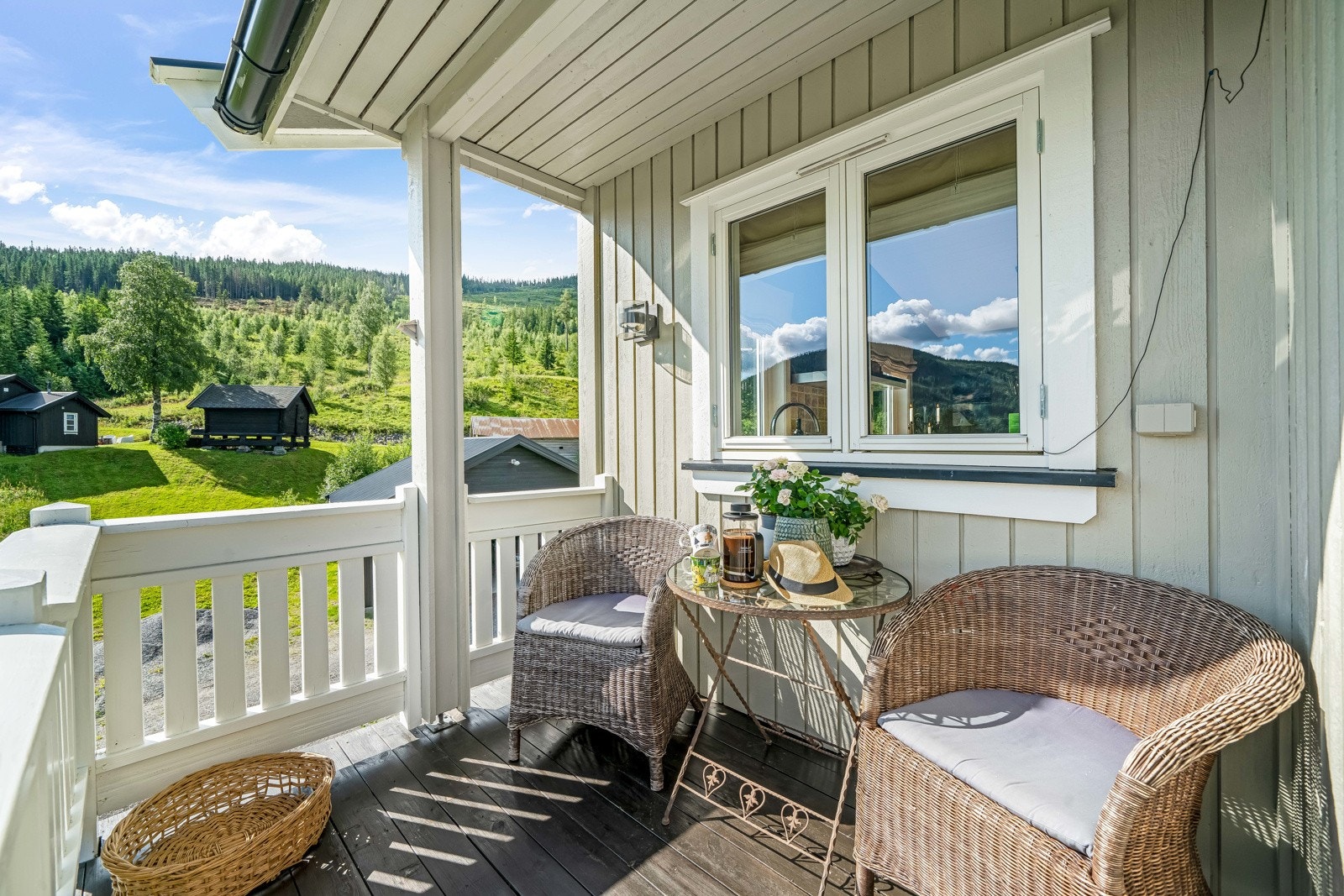 Balkong med formiddagssol Galleribilde