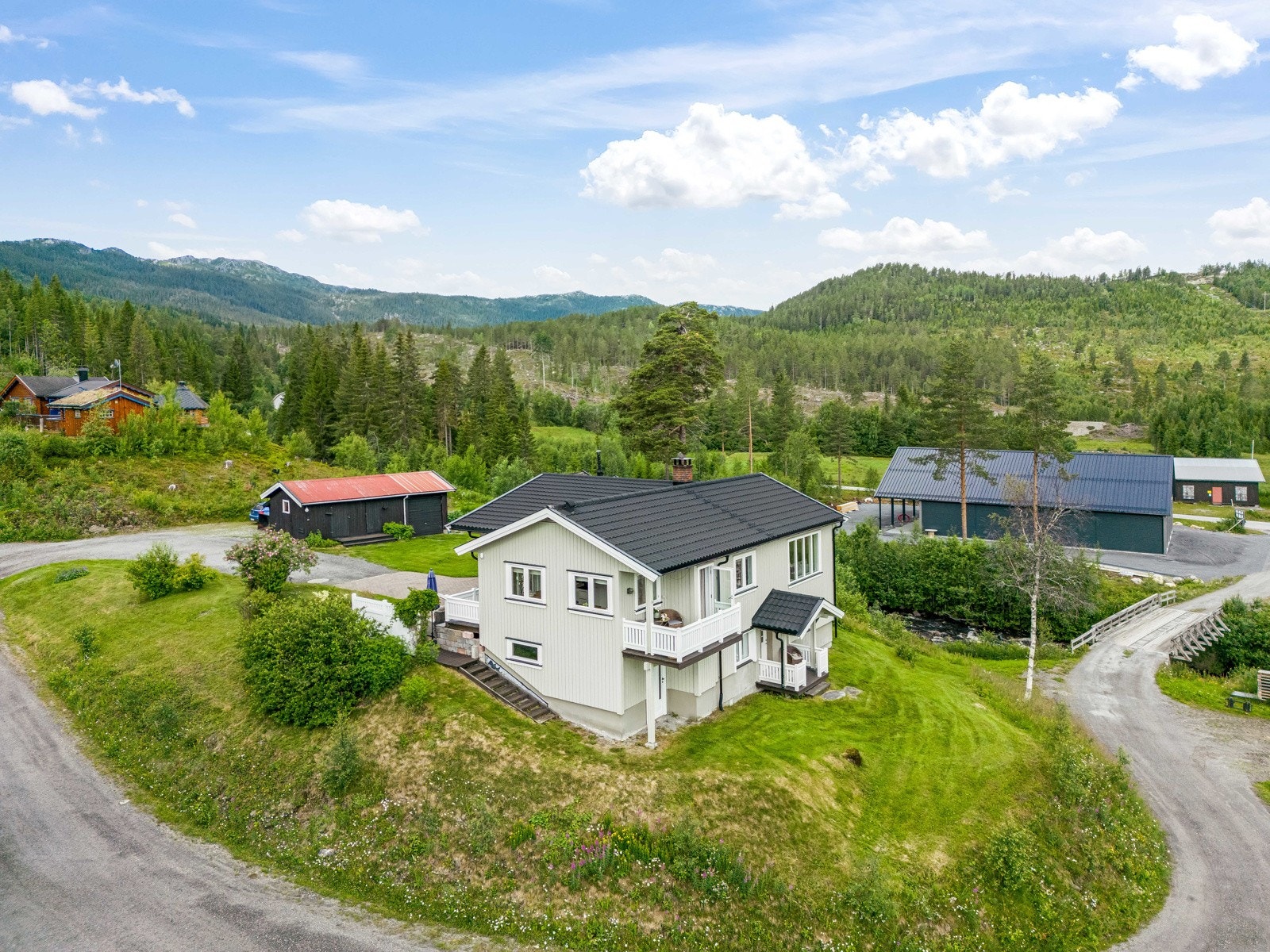 Eiendommen er bebygd med flere bygg Galleribilde