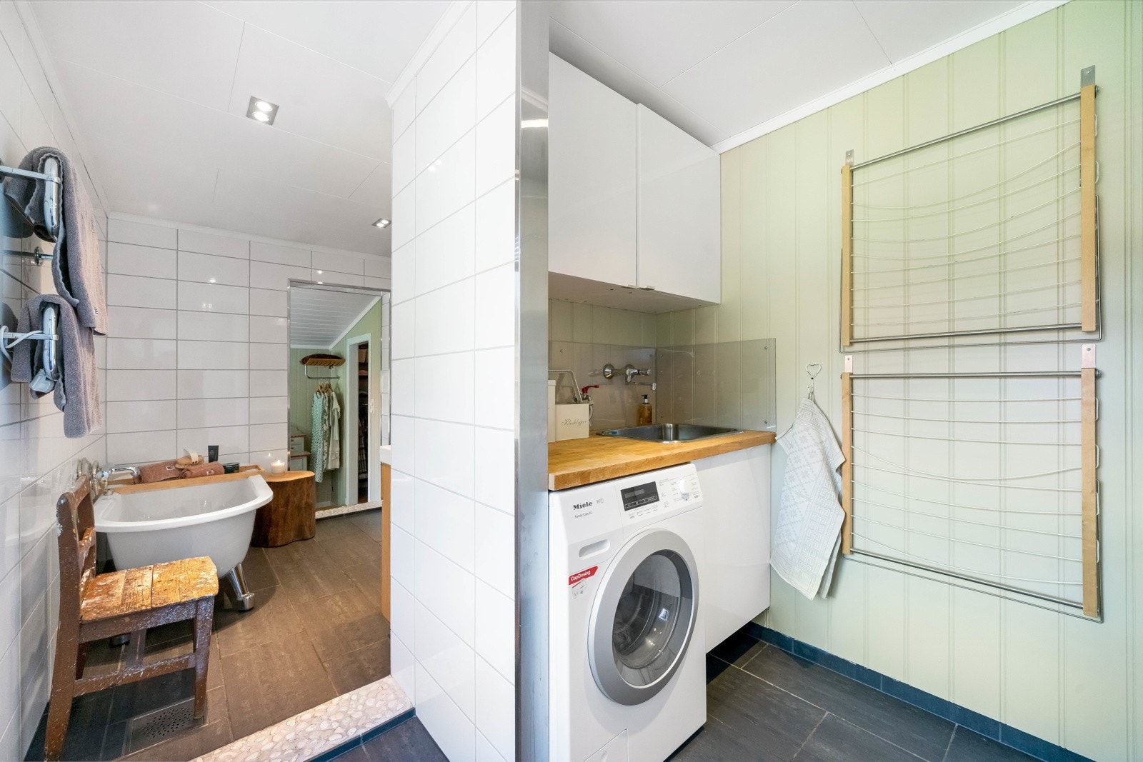 Vaskerom/nisje innenfor badet Galleribilde