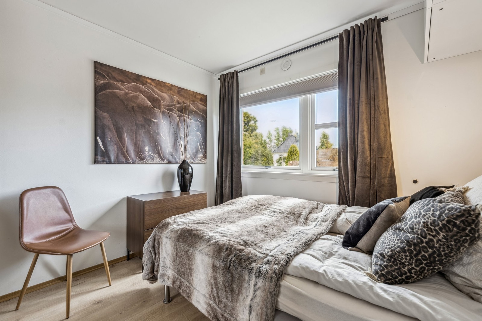 Gjesterommet har god plass, og har stor skyvedørsgarderobe. Galleribilde