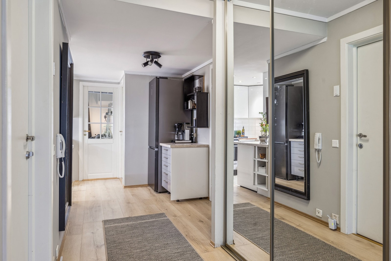 Stor skyvedørsgarderobe i gang. Galleribilde