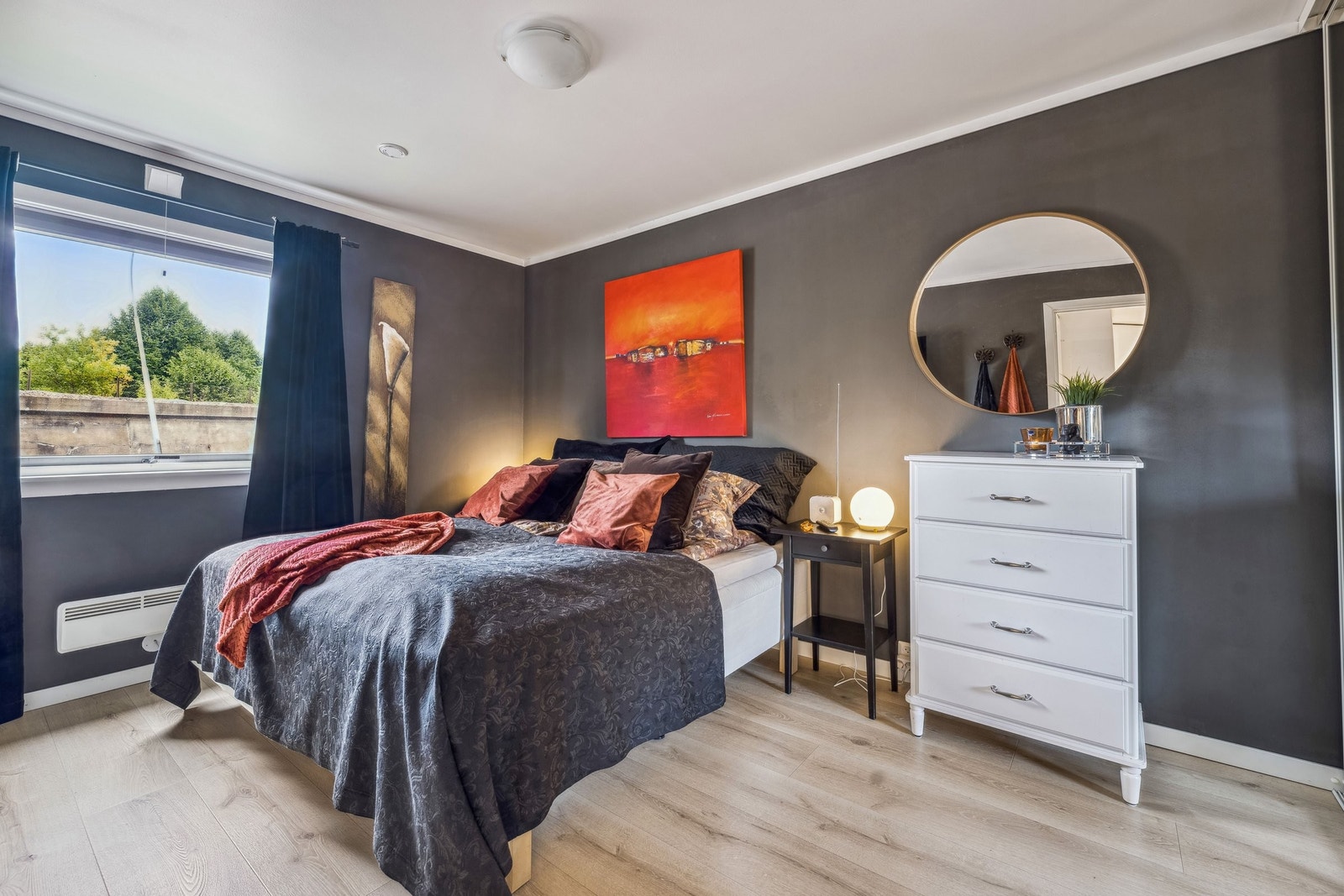 Stort hovedsoverom med skyvedørsgarderobe. Malt i fargen elegant fra Jotun. Galleribilde