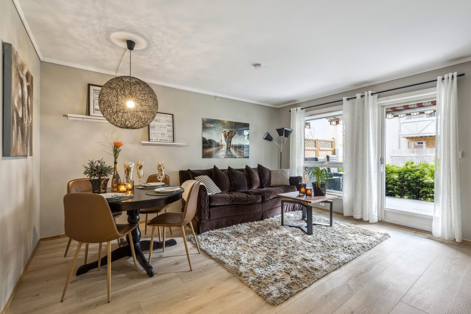 Store vindu som slipper inn lys. Galleribilde