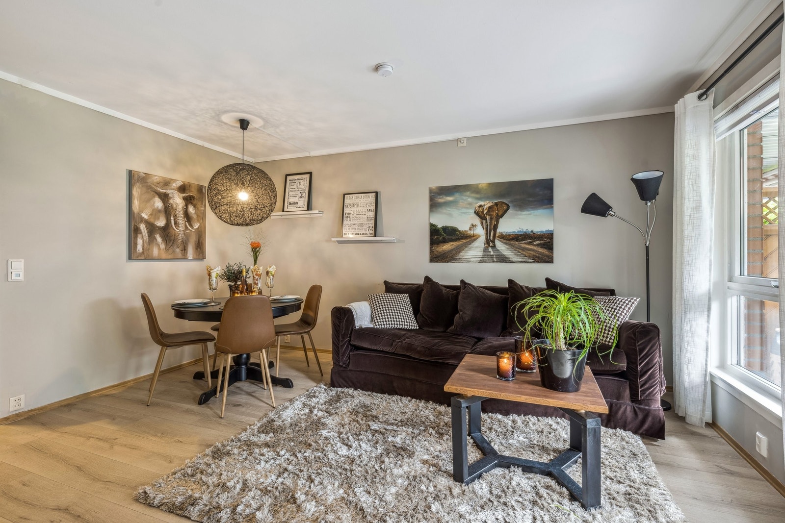 Stuen har malte flater i fargen Ascott fra Jotun. Galleribilde