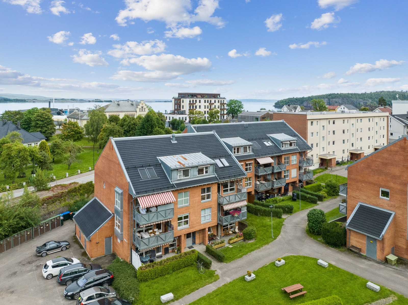 Fasadebilde. På felles uteparkering er det egen inngang til 5 kvm utebod med hems. Galleribilde