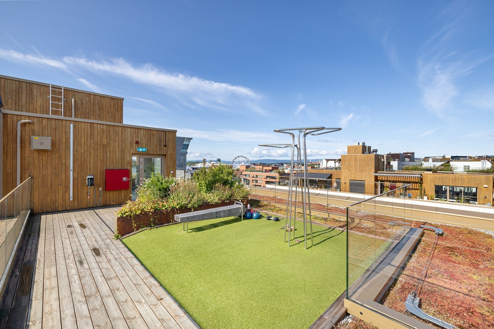 Takterrasse | Beboerne har eksklusiv tilgang til takterrassen, hvor det er frodig og variert beplantning og soner for avslapping. Galleribilde