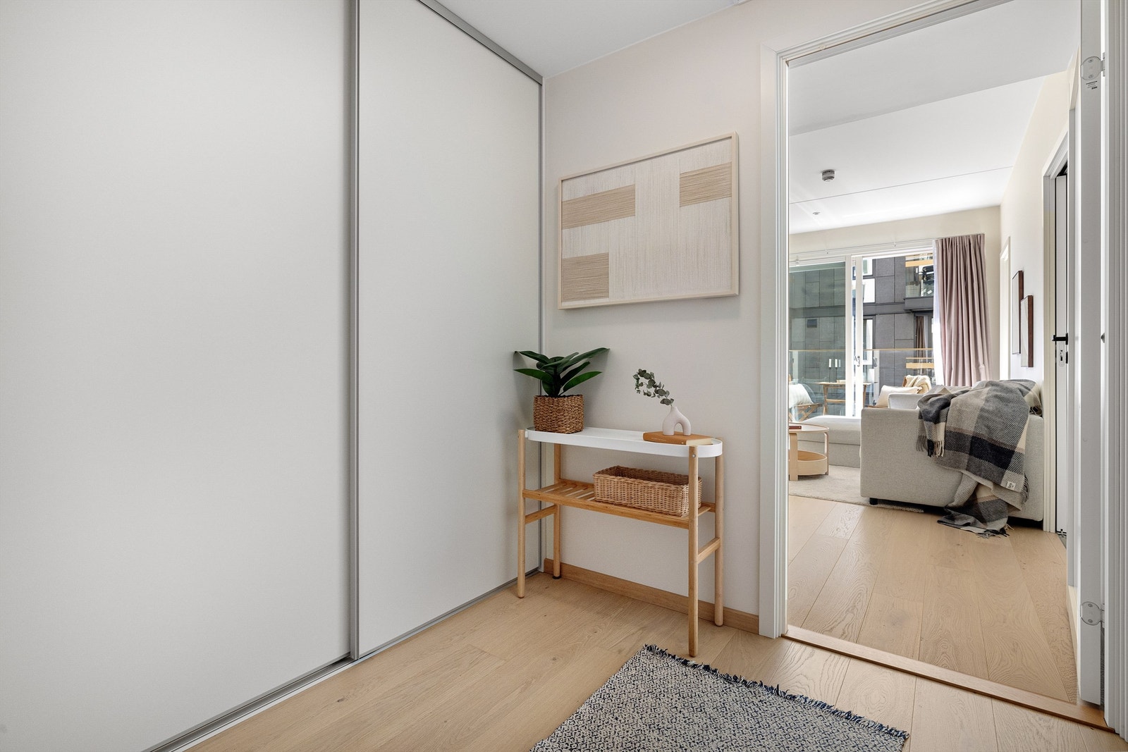 Romslig gang på ca. 4 m² med en innvendig bod på ca. 2 m² med skyvedører. Her er det plass til oppheng av klær og sko. På gulvet er det en pen 1-stavs eikeparkett. Galleribilde