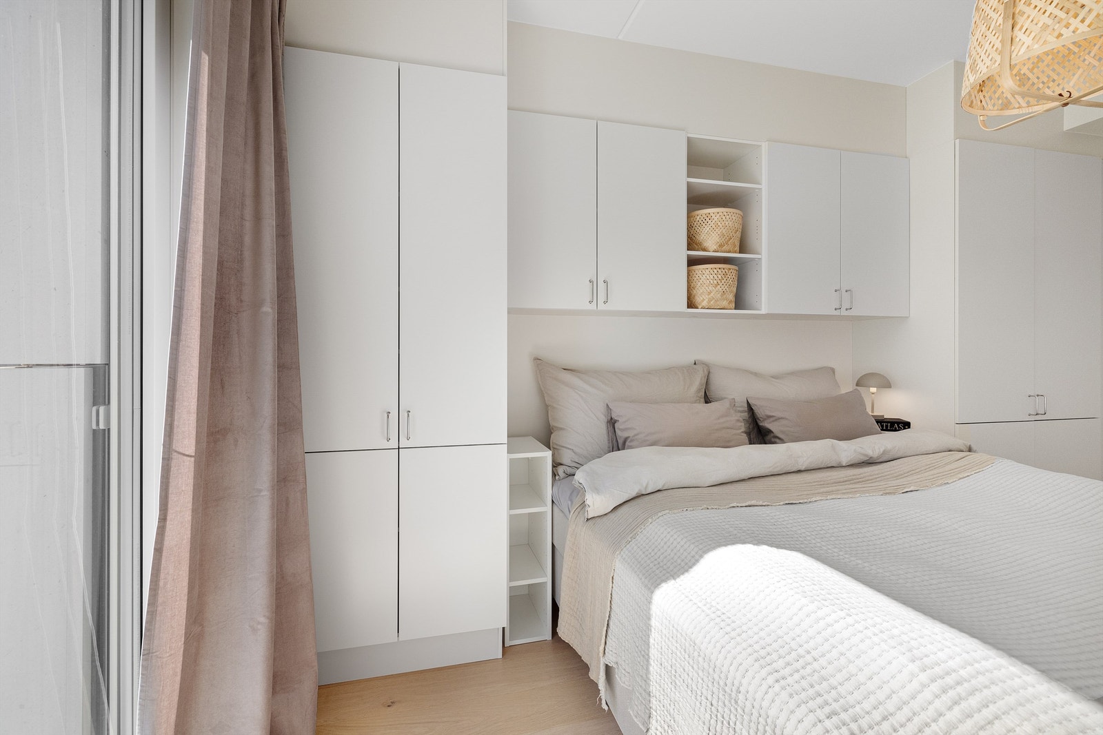 Leiligheten har et soverom på ca. 9 m². Det er inngang fra stue via 2 plassbesparende skyvedører. Innebygd og praktisk garderobeløsning. Galleribilde