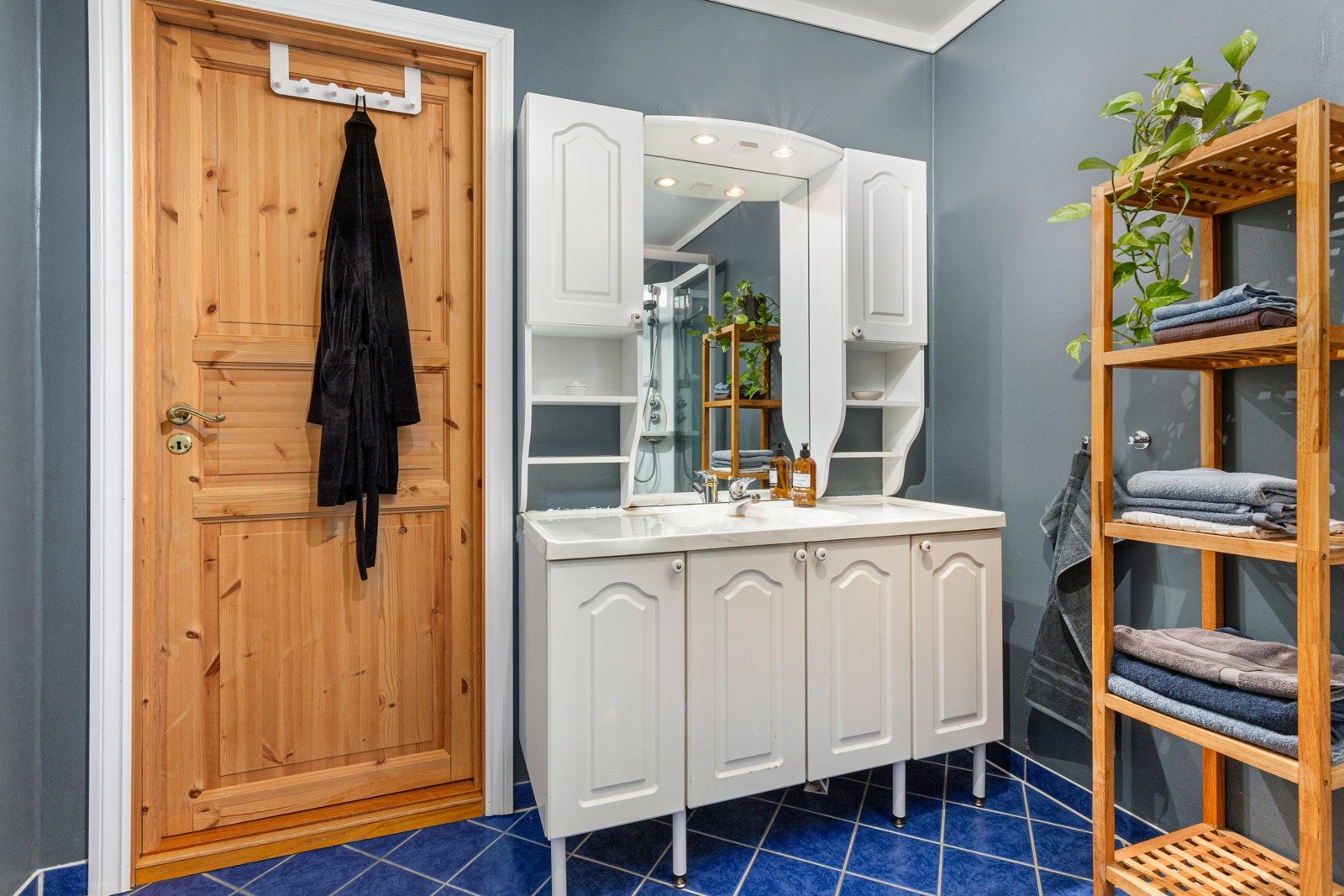 Badet i underetasjen byr på en funksjonell innredning med nedfelt servant og et dusjkabinett som bidrar til å minimere vannbelastningen i rommet. Galleribilde
