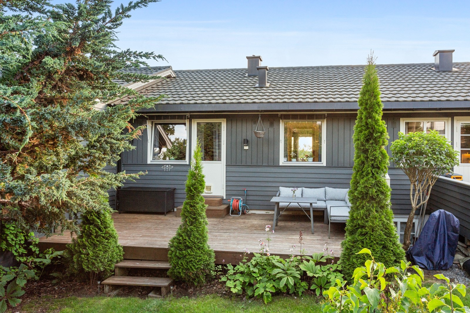 Koselig rekkehus med garasje, solrik veranda og usjenert terrasse. Galleribilde
