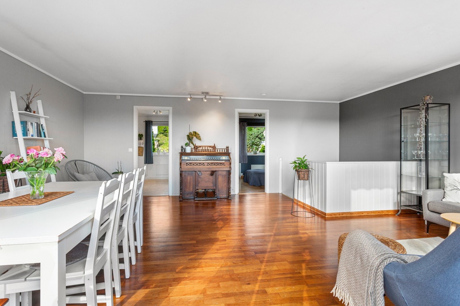 Det er god plass for både sofagruppe og spisebord, noe som understøtter rommets evne til å huse familie og venner. Galleribilde
