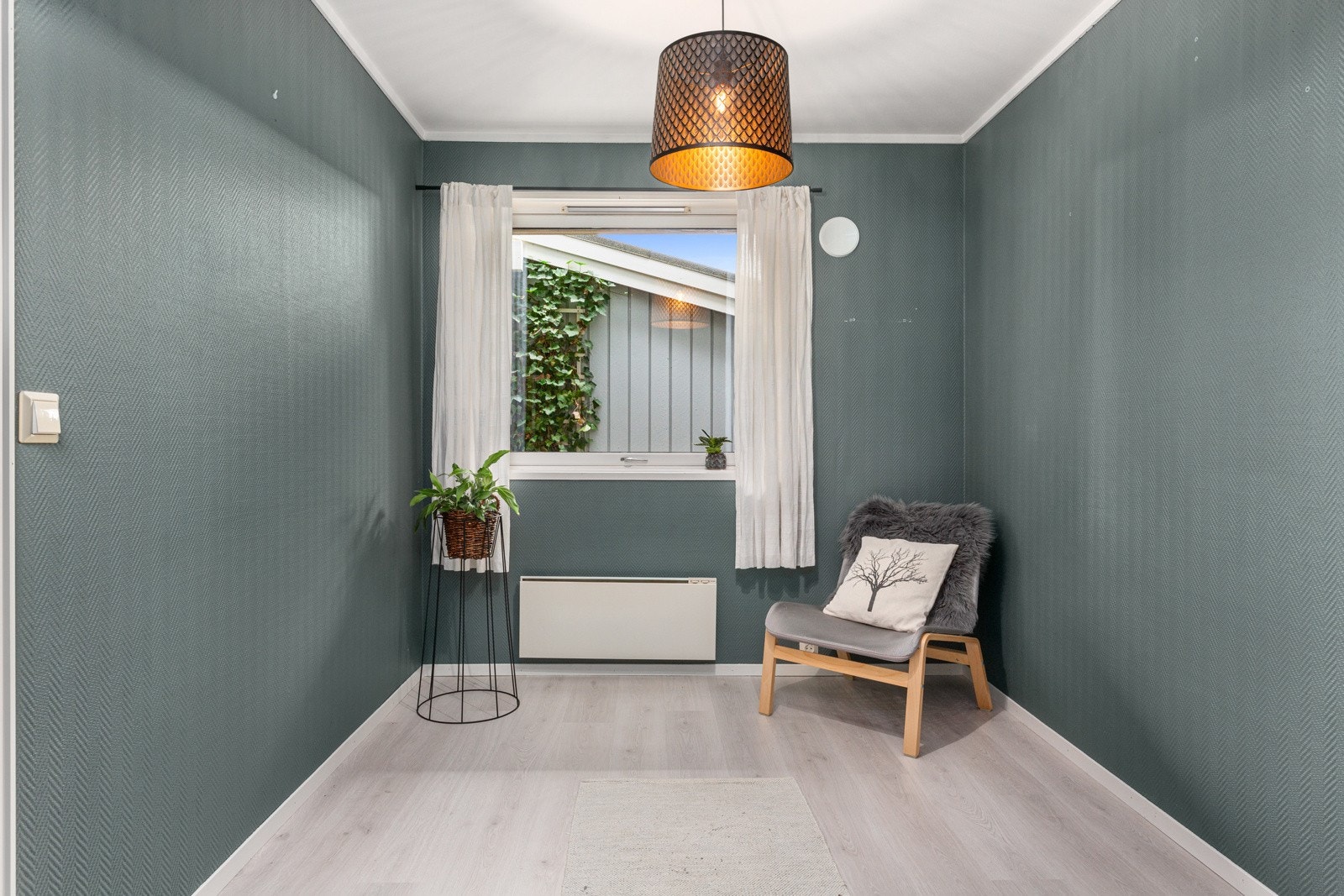 Selger har lagt laminat på soverommene, i underetasjen, i nyere tid. Galleribilde