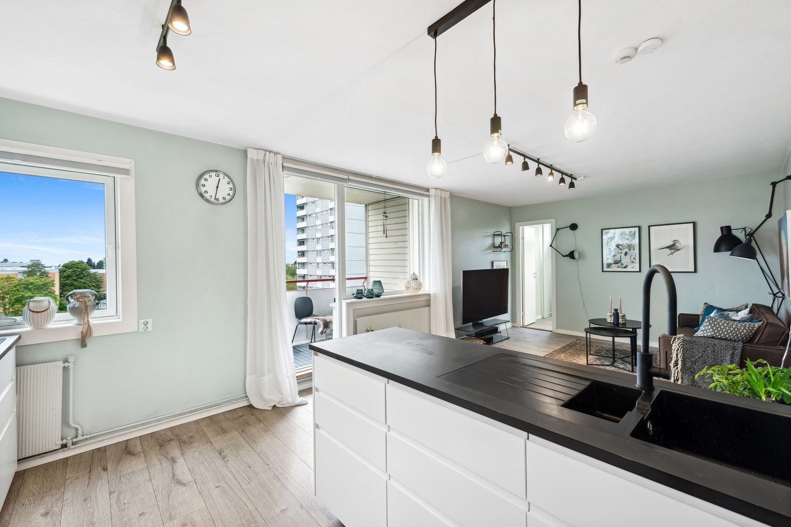 Store vindusflater gir gode lysforhold i boligen. Galleribilde
