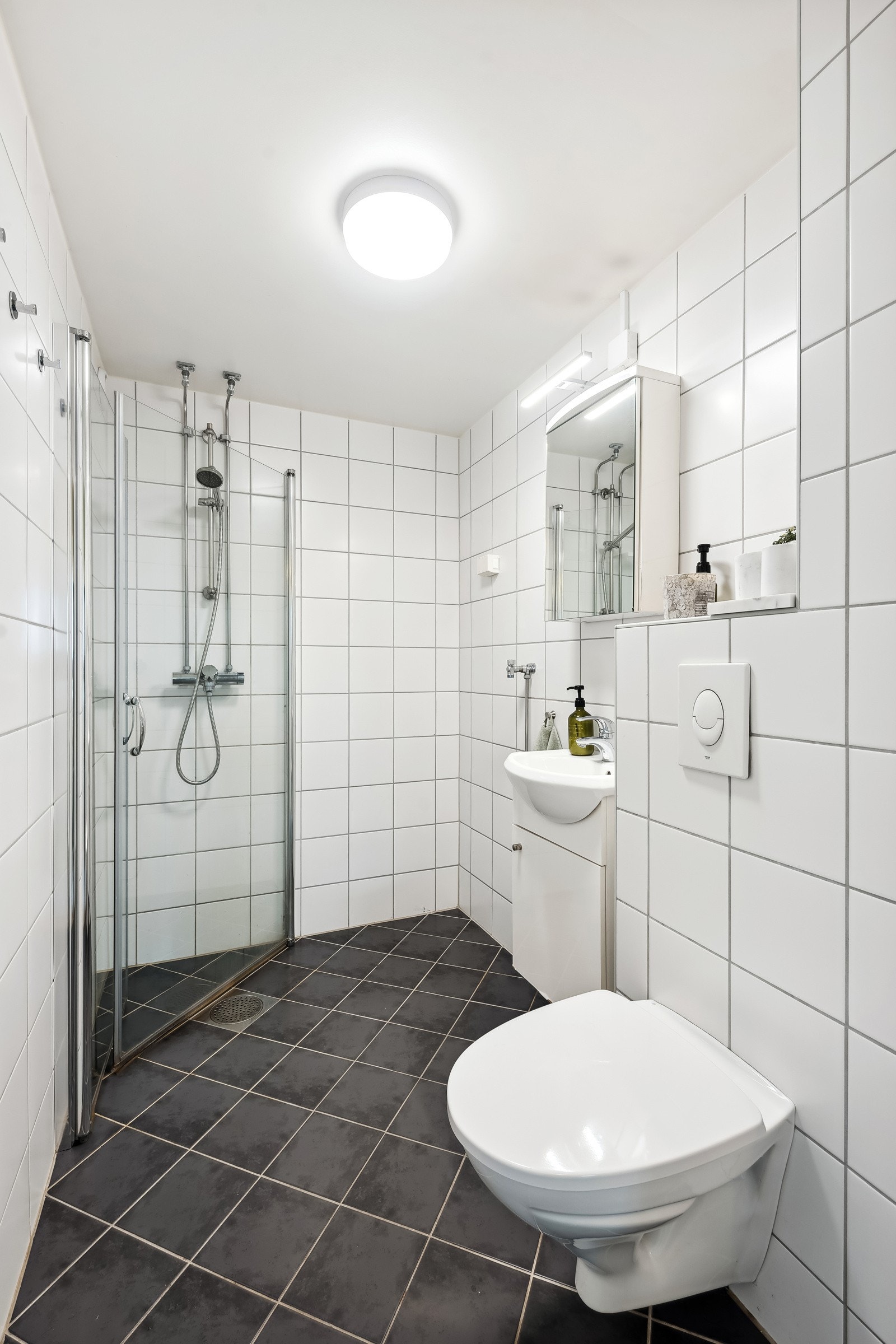 Et flott bad som ble renovert i regi av borettslaget i 2010. Praktisk innredet og med opplegg for vaskemaskin. Galleribilde