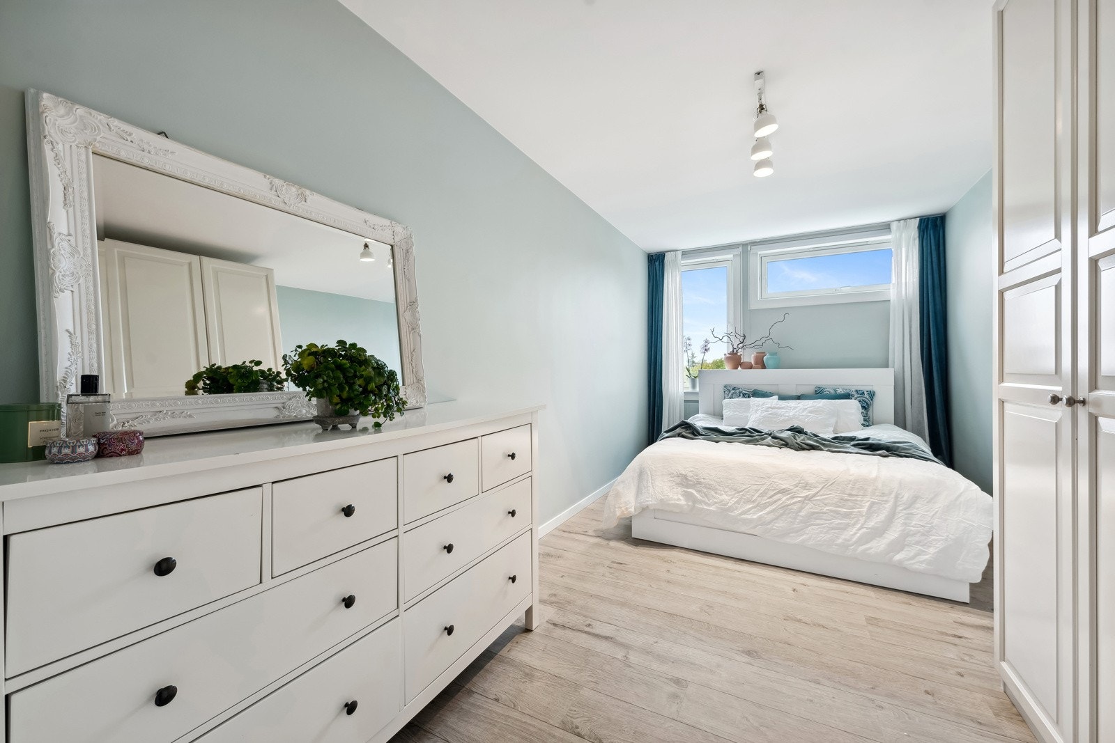Stort soverom med fIn plass til dobbeltseng mm.. Galleribilde