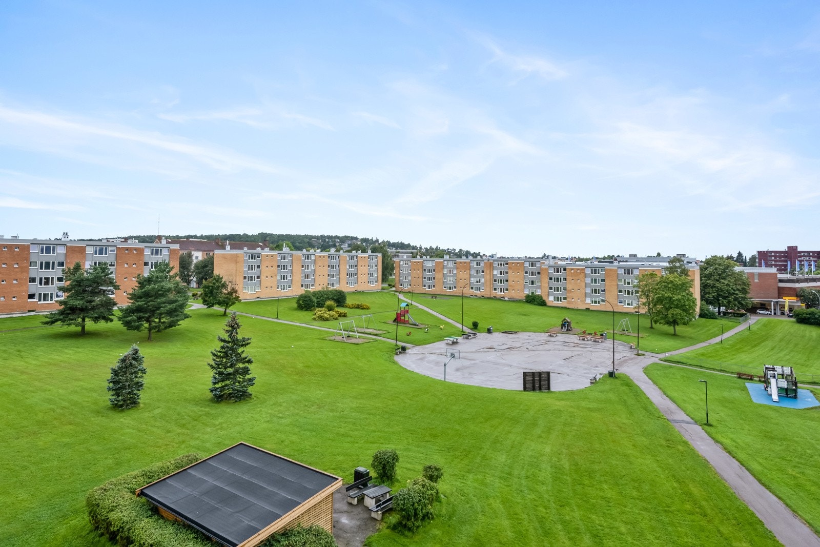 Fint utsyn mot fellesområder og mot vest. Galleribilde