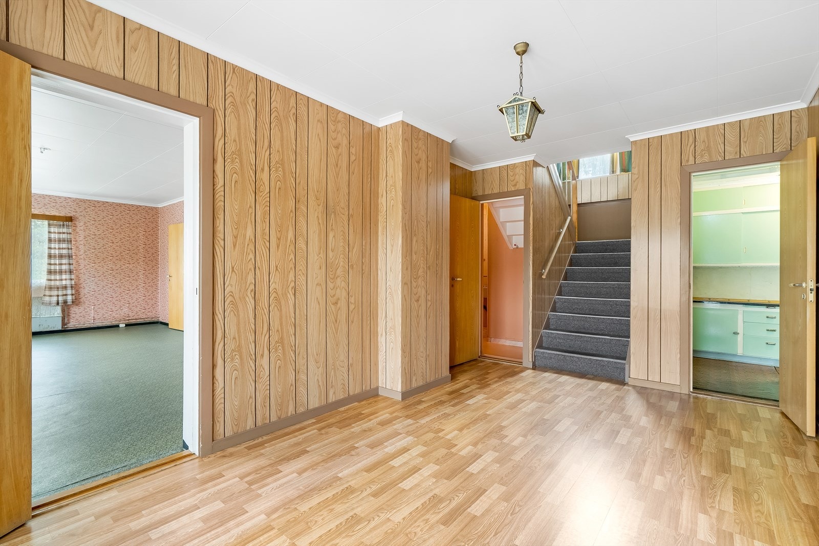 Vid gang/hall i underetasjen med avkledningsplass. Galleribilde