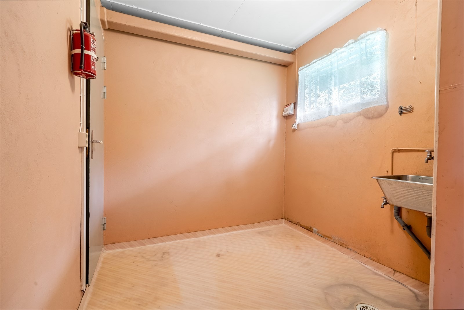 Vaskerom med inngang til fyrrommet. Galleribilde