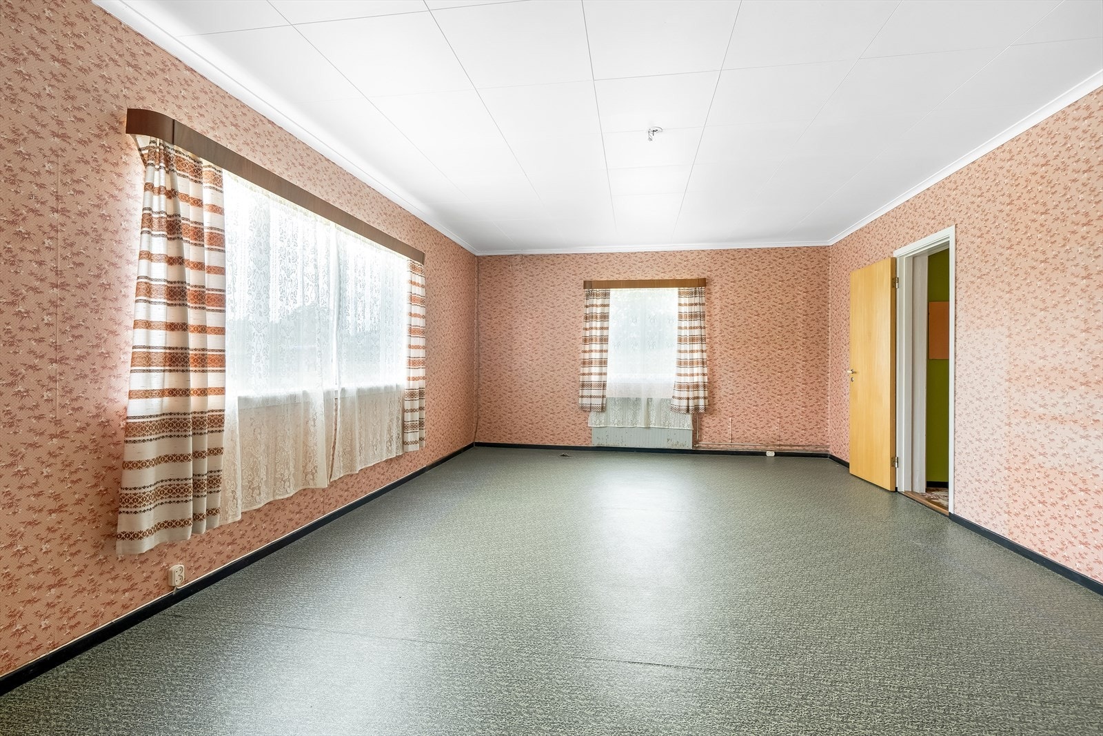 Kjellerstue med store vindusflater. Rommet er ikke omsøkt til rom for varig opphold. Galleribilde