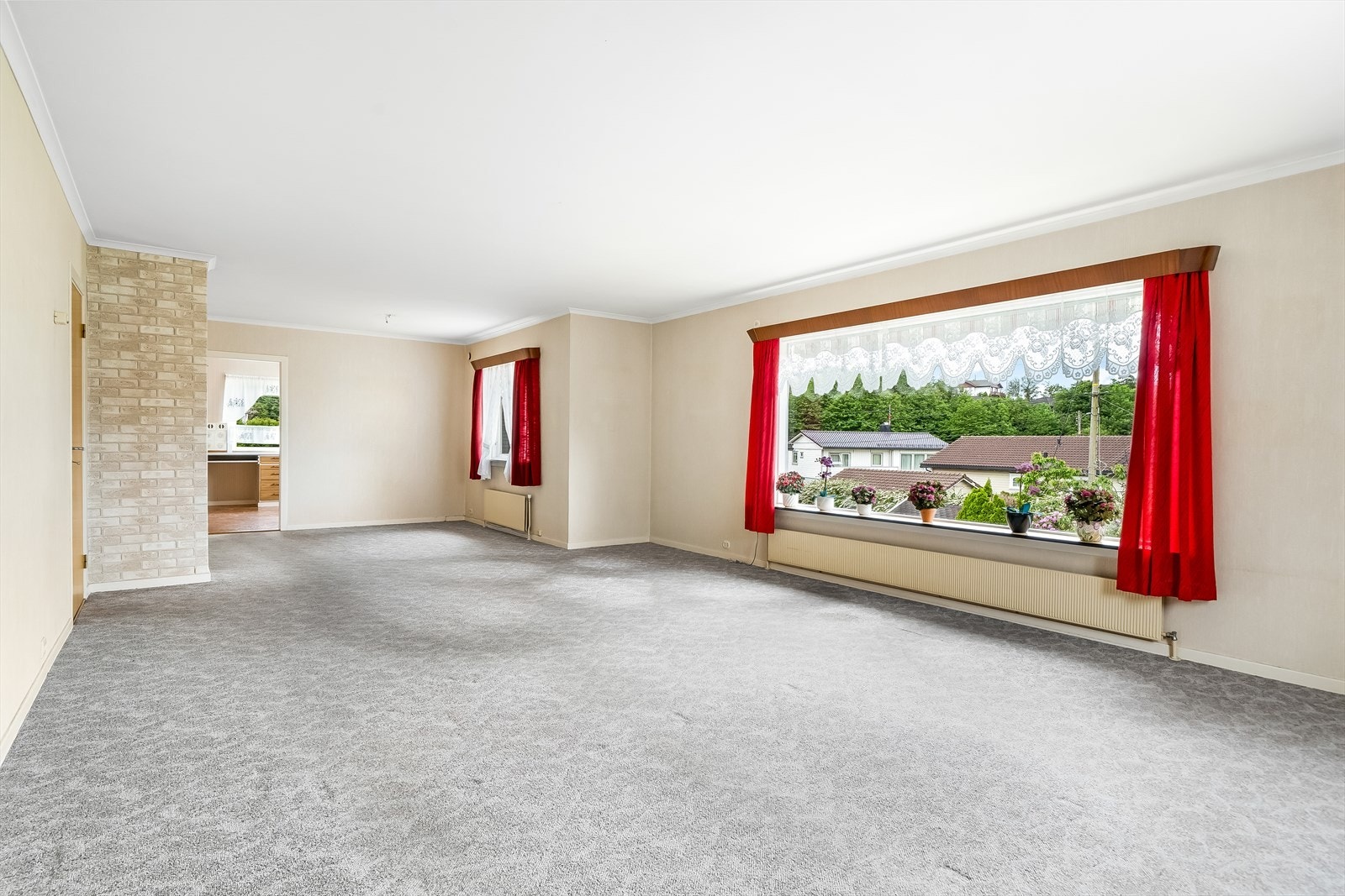 Stor stue med gode vindusflater som gir godt med dagslys inn. Galleribilde