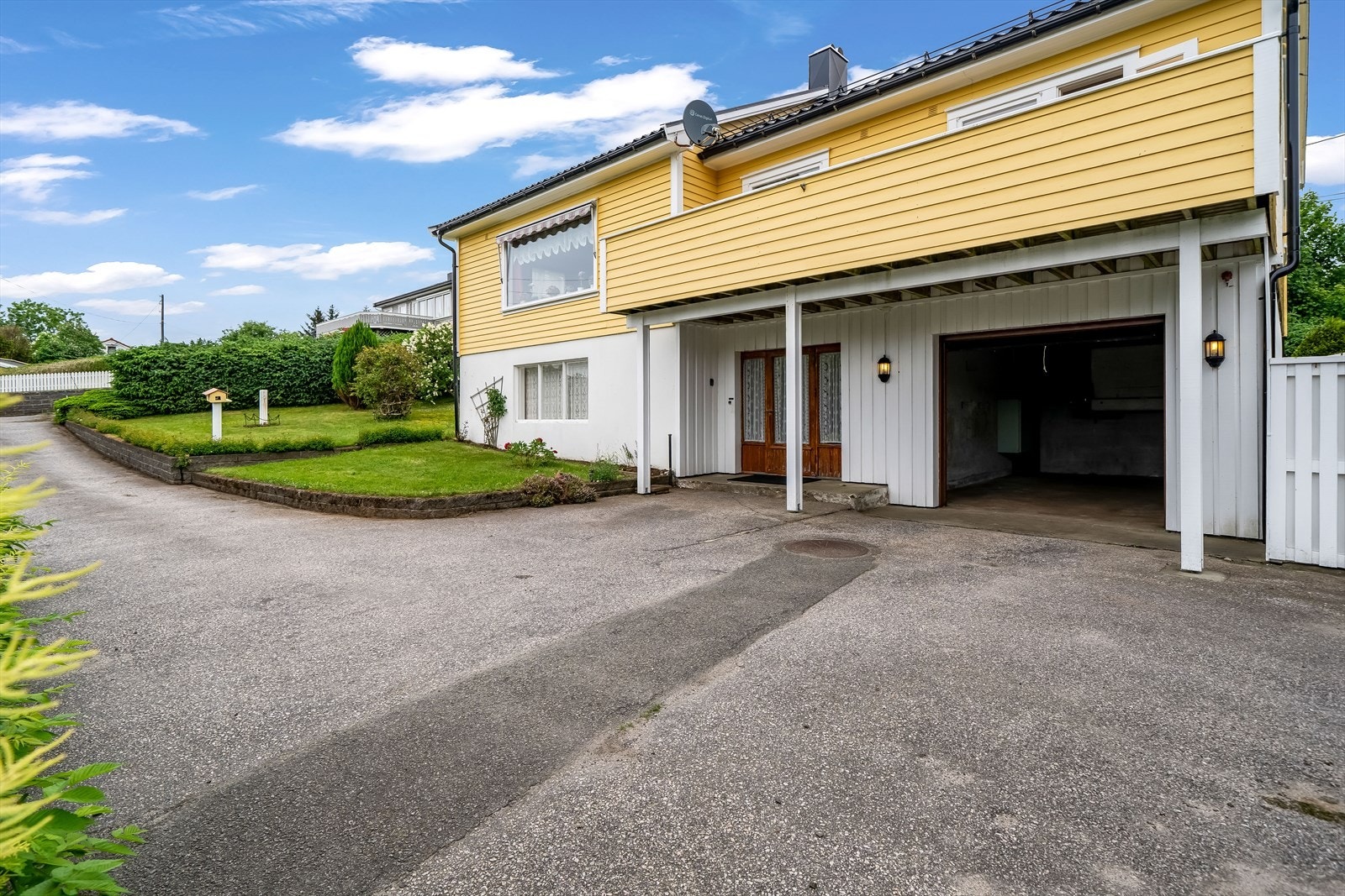 God plass på tomta til parkering av bilder, samt en plass i garasje. Galleribilde