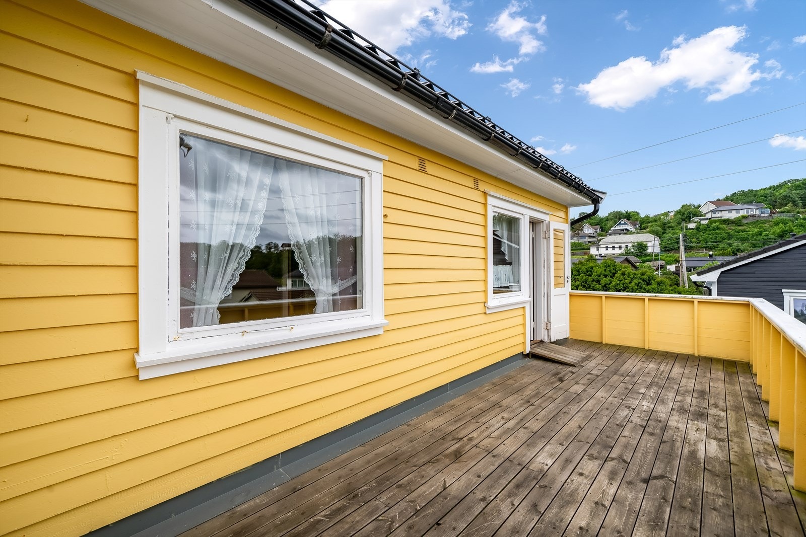 Plass til utemøbler og grill på terrassen. Galleribilde