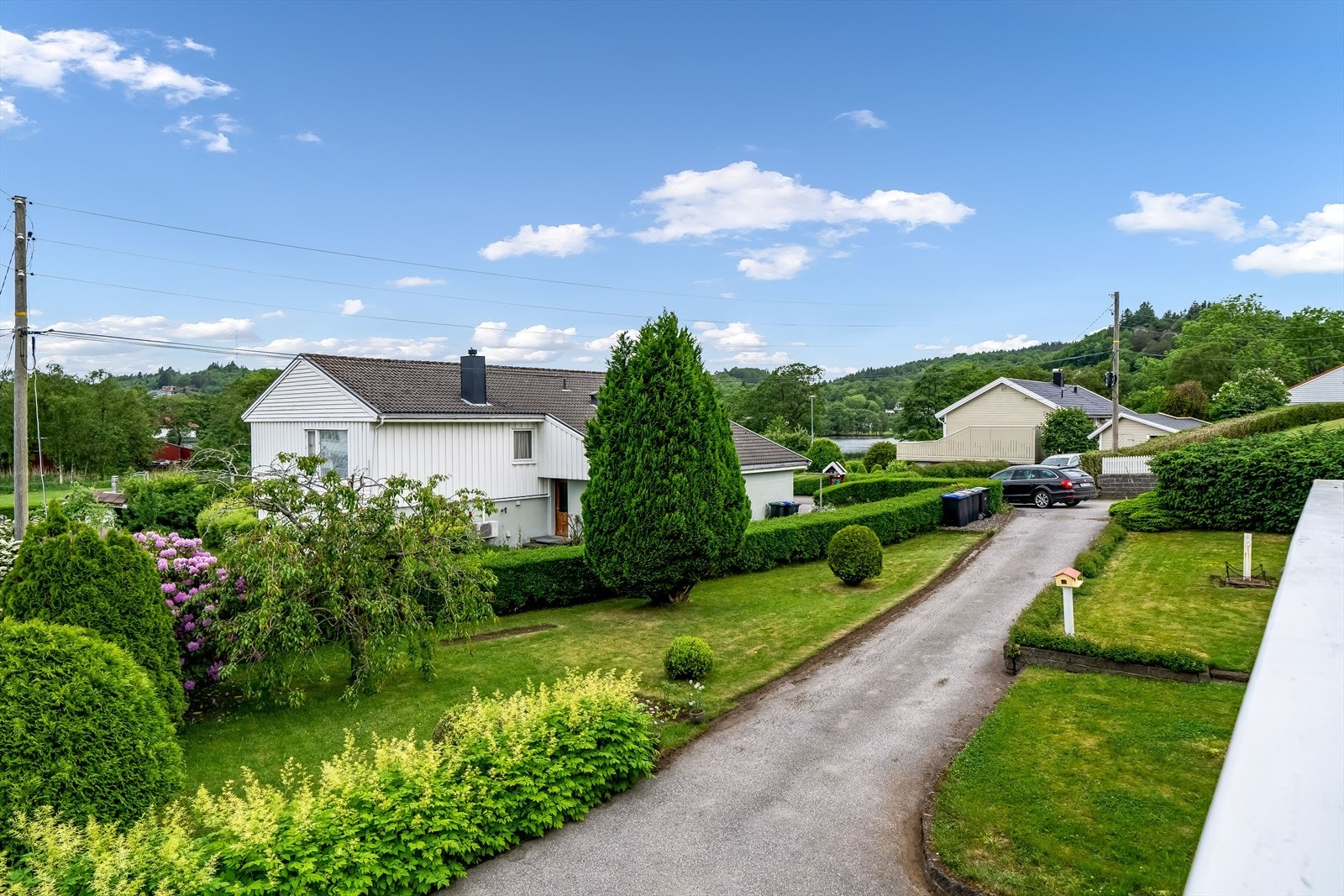 Utsikt fra terrassen mot hagen, fotballbanen og Prestvannet. Galleribilde